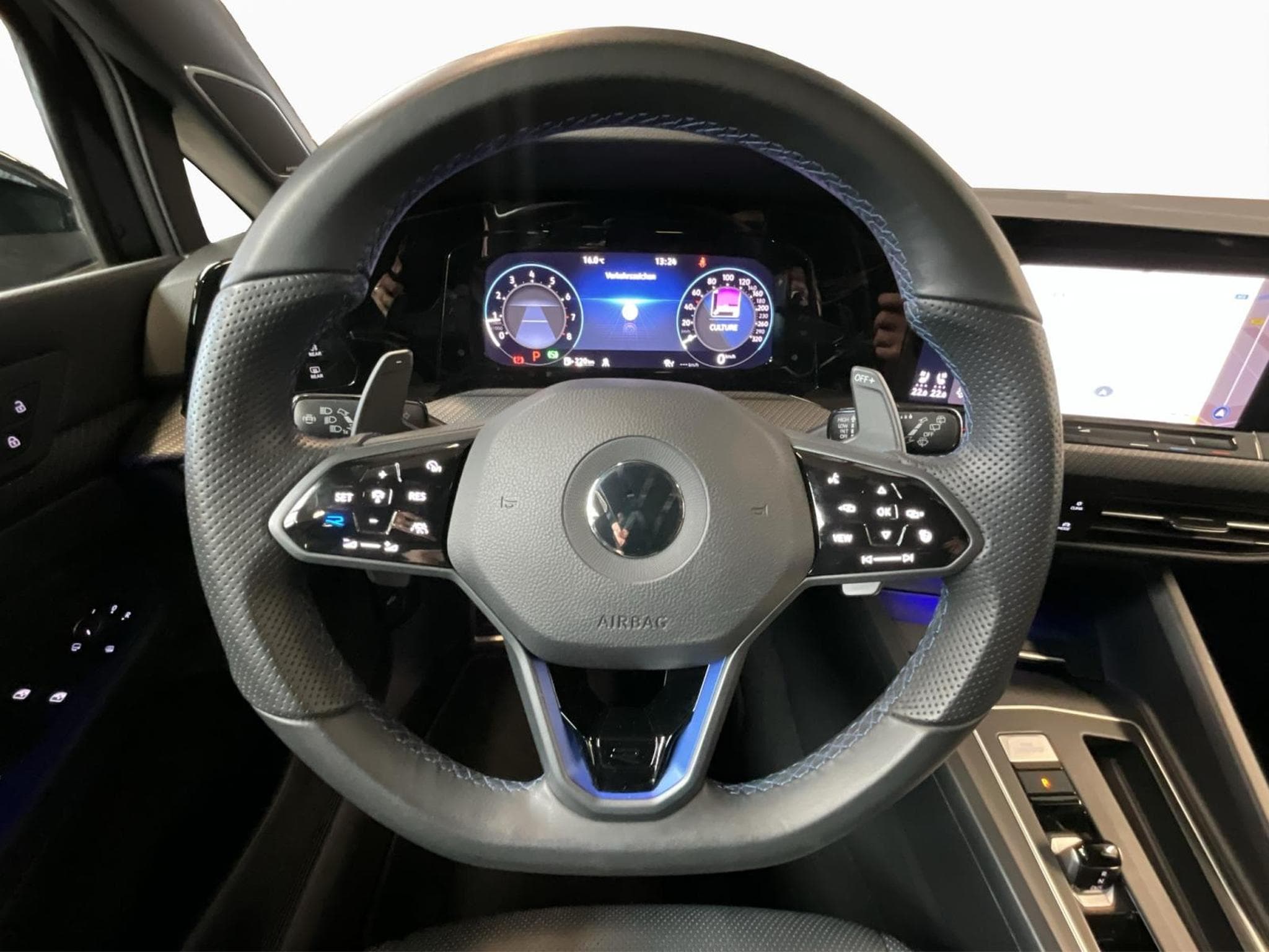 VW Golf R+DSG+4M+P.Leder+Akra+Pano (2021) - Photo 10