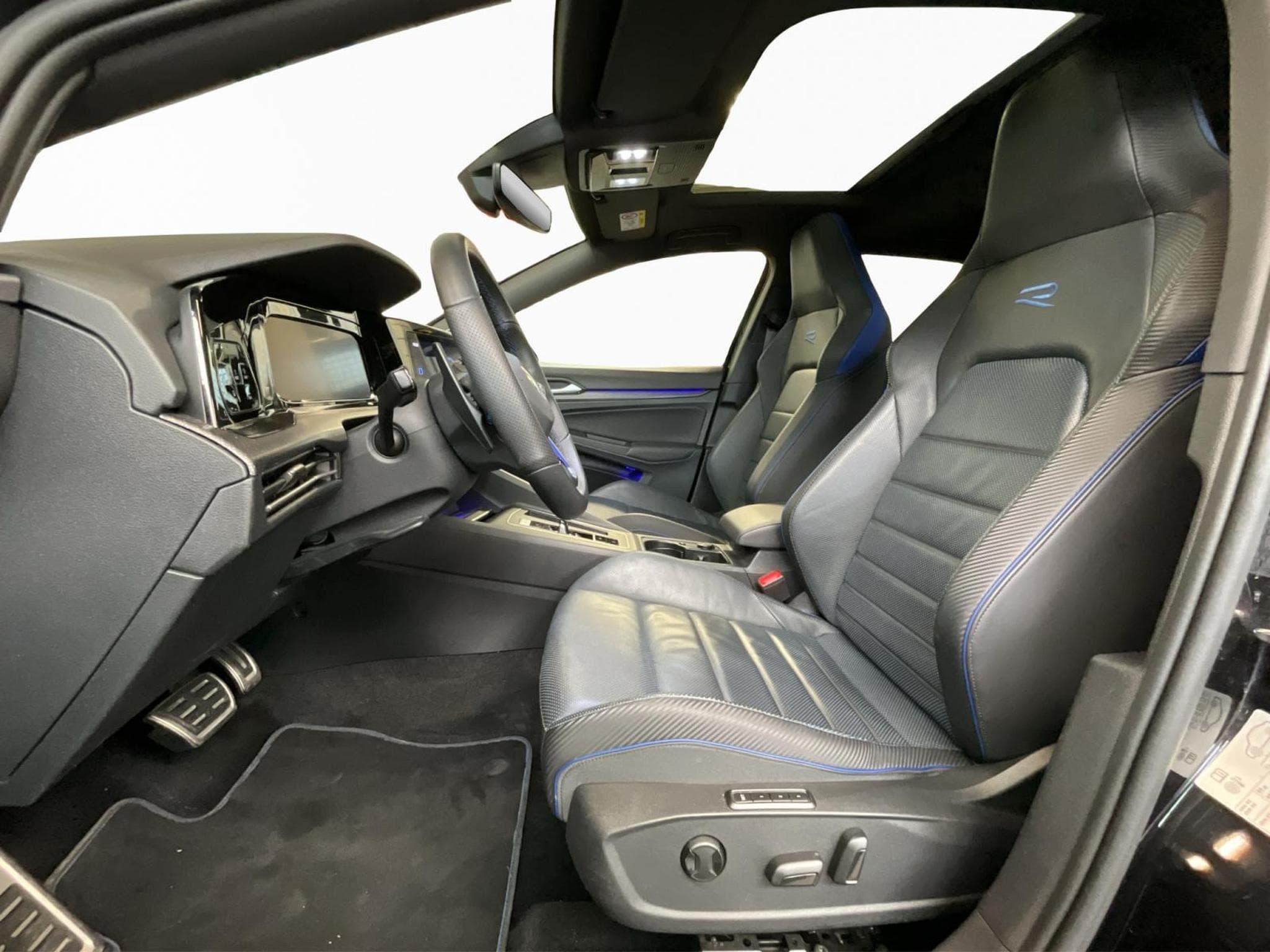 VW Golf R+DSG+4M+P.Leder+Akra+Pano (2021) - Photo 9