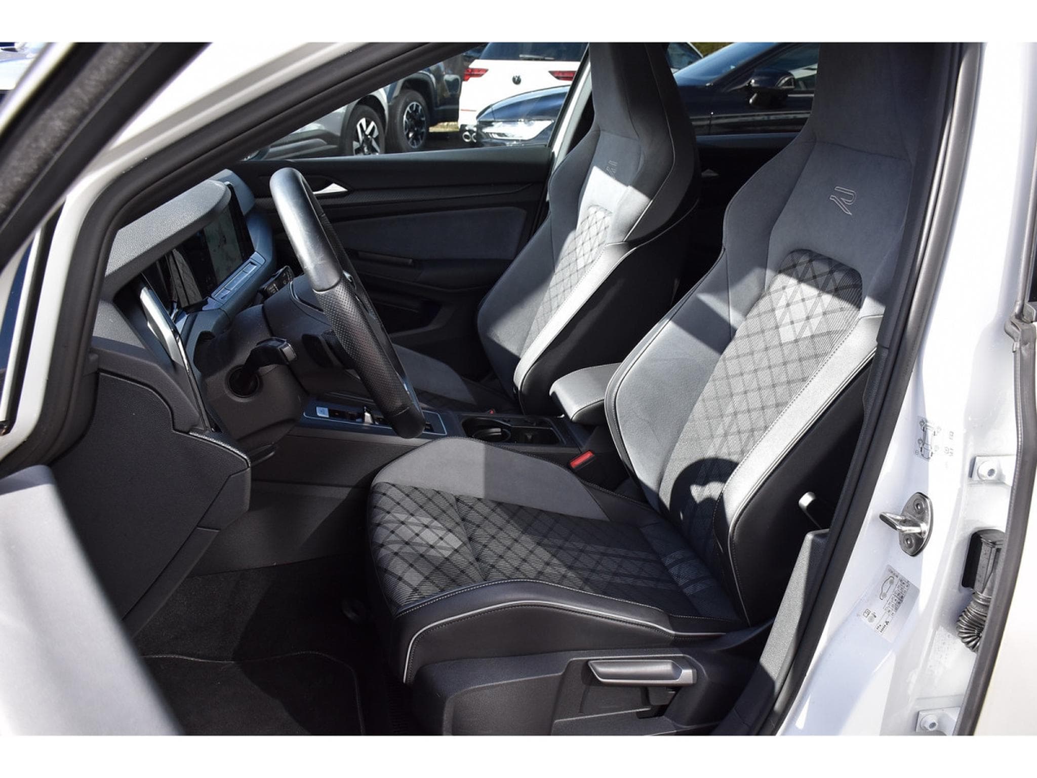 VW Golf 1.5 eTSI R-Line DSG ACC TRAVEL SIDE CAM PARK KEYLESS 1° MAIN (2021) - Photo 6