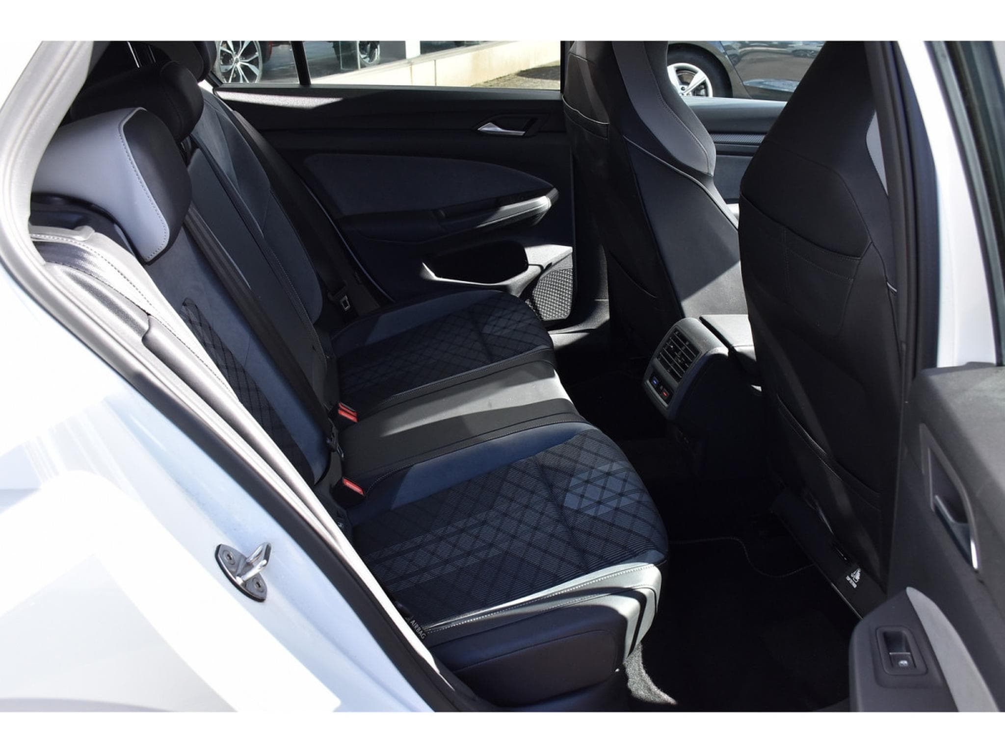 VW Golf 1.5 eTSI R-Line DSG ACC TRAVEL SIDE CAM PARK KEYLESS 1° MAIN (2021) - Photo 8