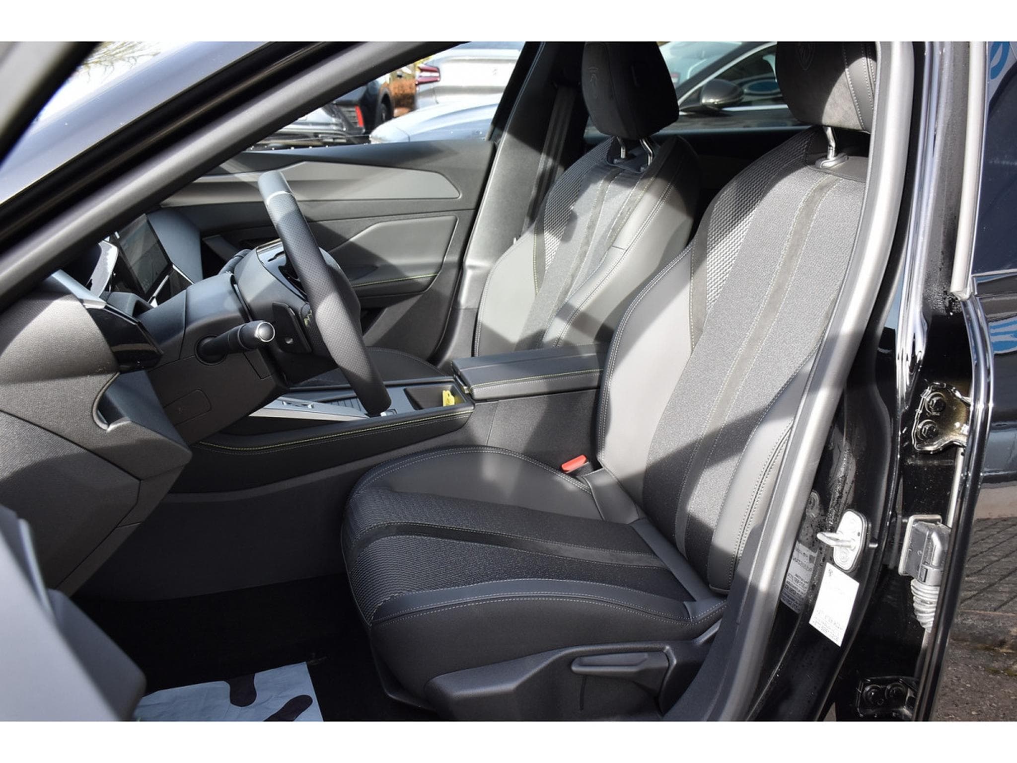 Peugeot 308 1.5 BlueHDI GT EAT8 REGUL GPS LANE CAM NEUVE (2025) - Photo 6