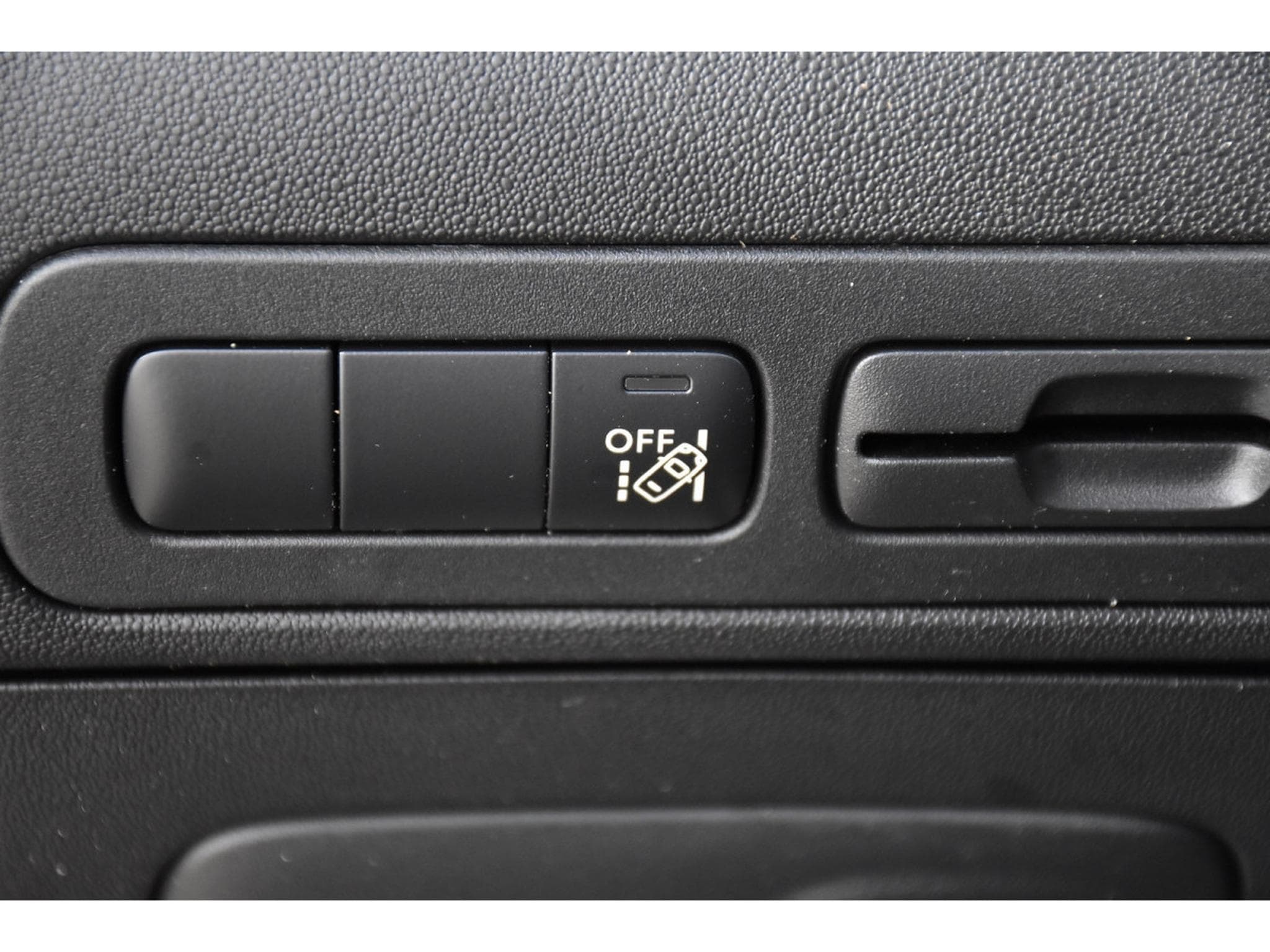 Citroën C3 Aircross 1.2 PureTech 110 REGUL GPS LANE GRIP 1° MAIN (2024) - Photo 18