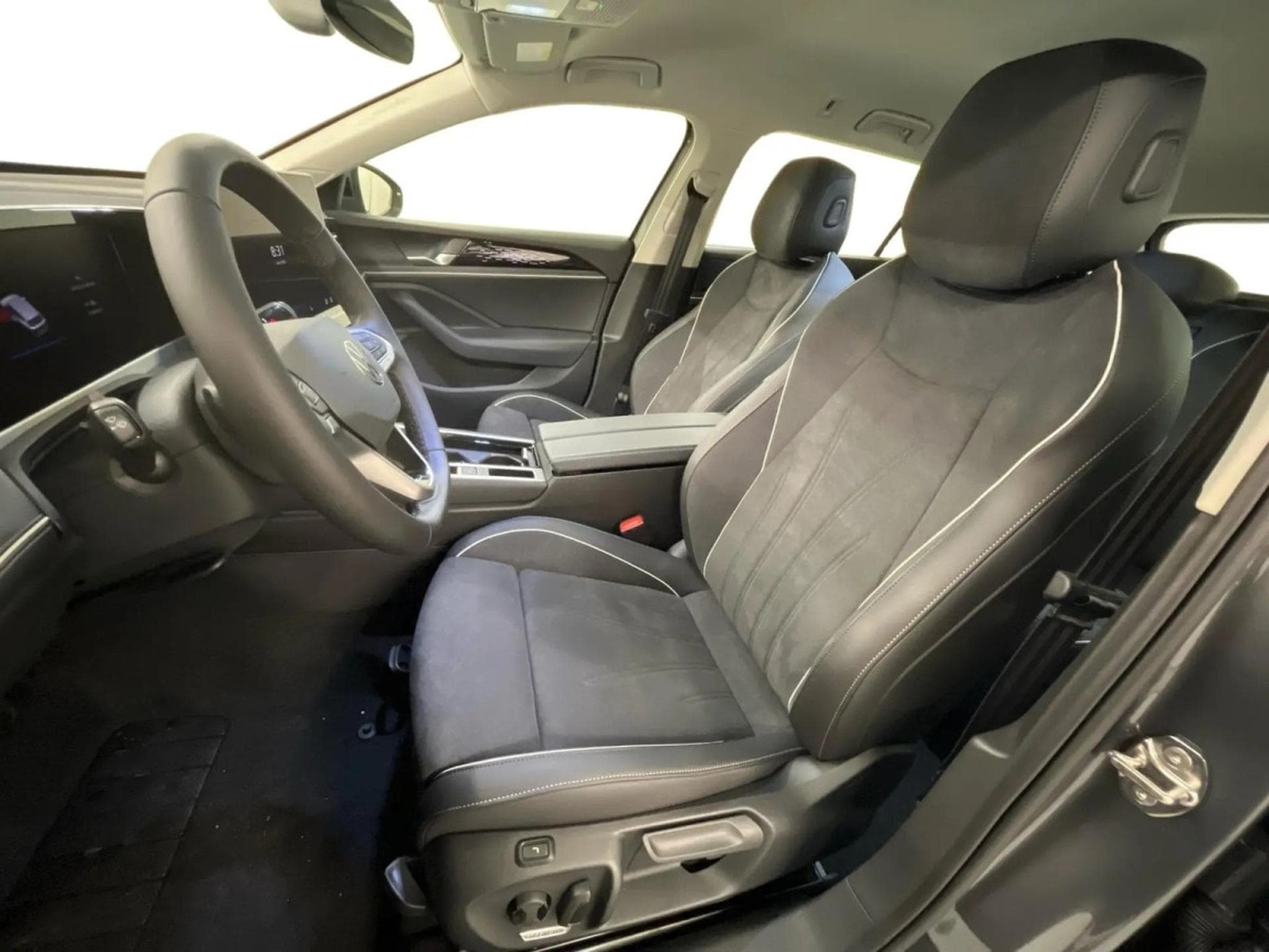 VW Passat Elegance 2.0 TDI 110kw-150CV DSG7 - jantes 17" -  Camera - (2026) - Foto 11