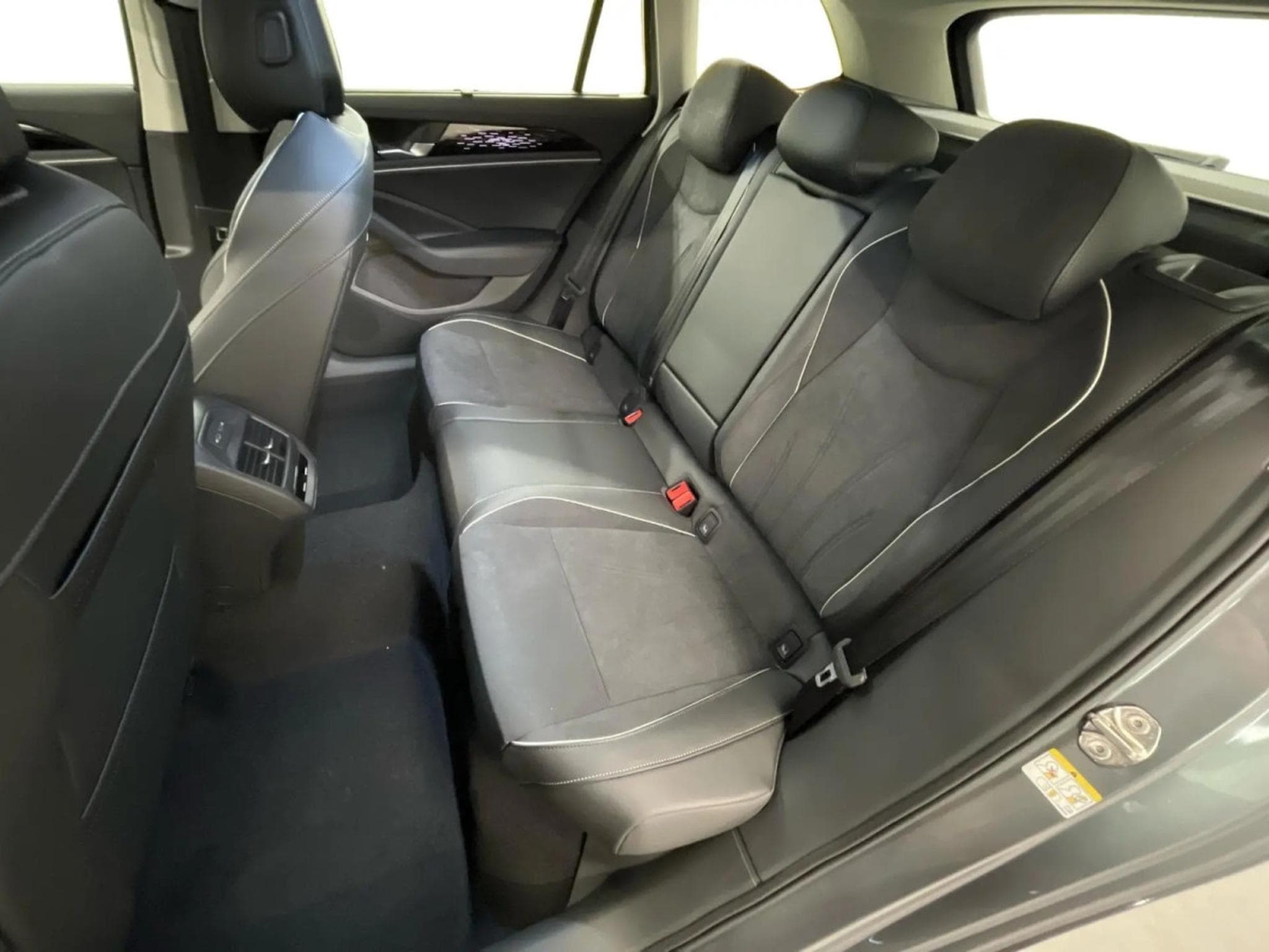 VW Passat Elegance 2.0 TDI 110kw-150CV DSG7 - jantes 17" -  Camera - (2026) - Foto 12