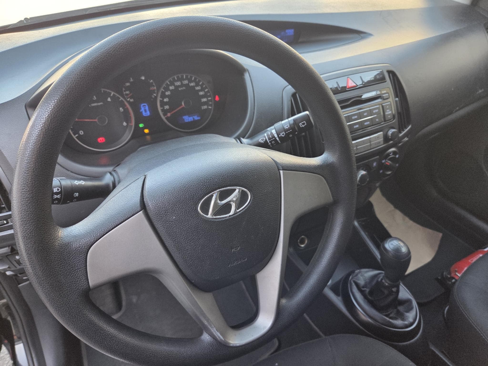 Hyundai i20 1.1 CRDI 75 CV Garantie 12 Mois (2012) - Photo 9