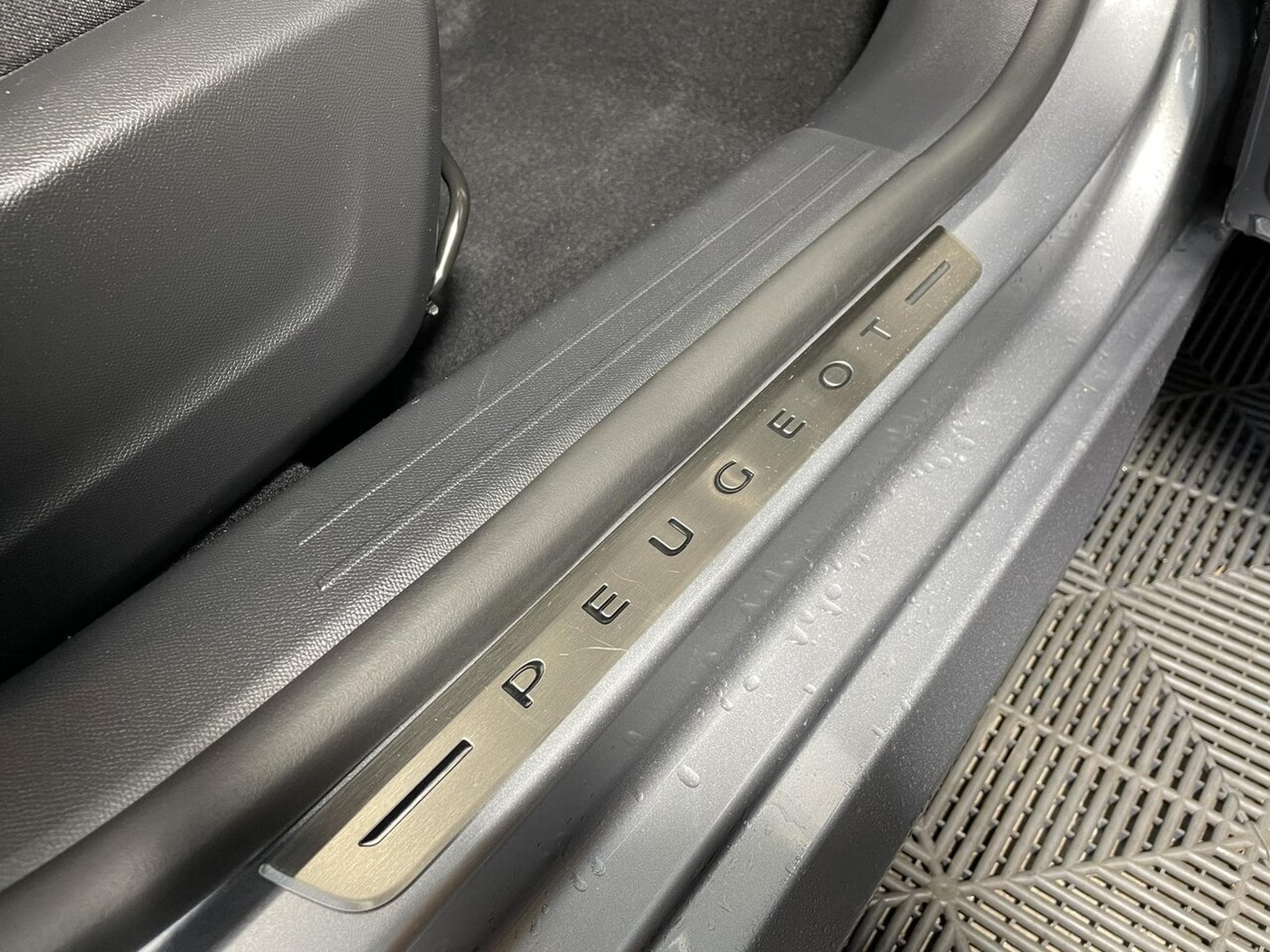 Peugeot 208 1.2 ESSENCE 75 CV STYLE CARPLAY 5P (2024) - Photo 8