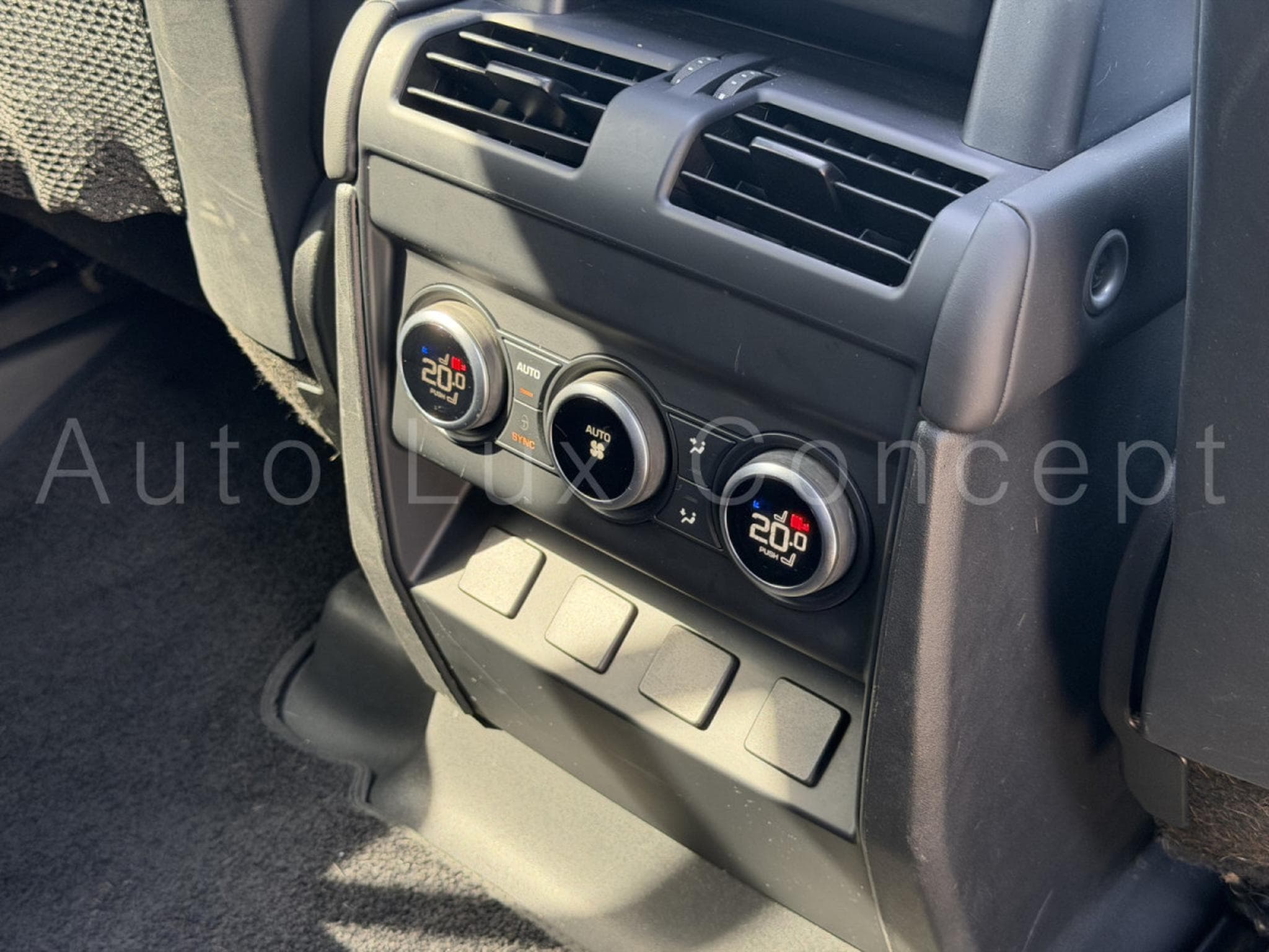 Land-Rover Defender 110 V8 P525 CARPATHIAN EDITION (2022) - Photo 24