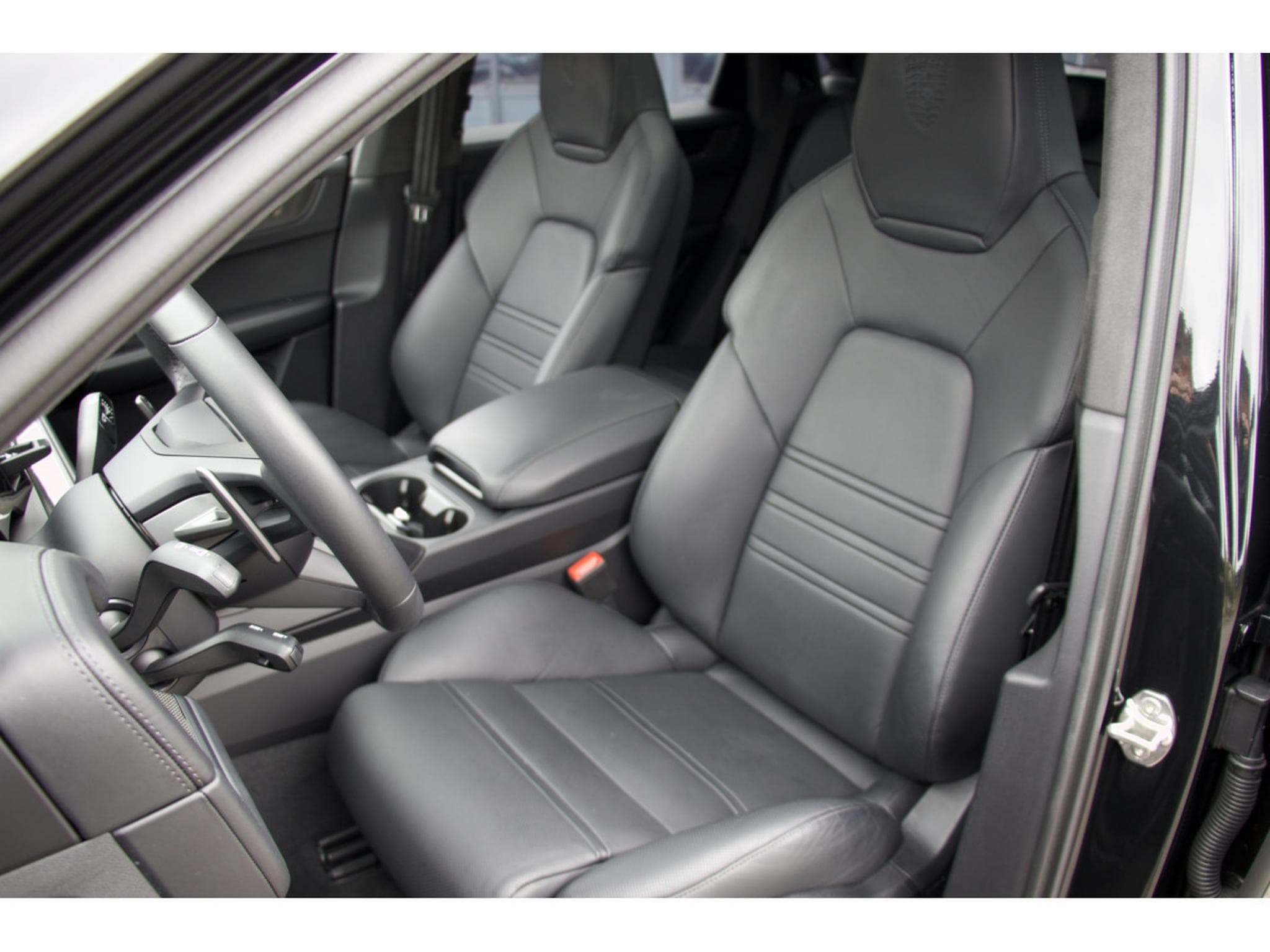 Porsche Cayenne GTS Coupe InnoDrive HUD AHK HA-Lenkung 18-Wege (2024) - Photo 6