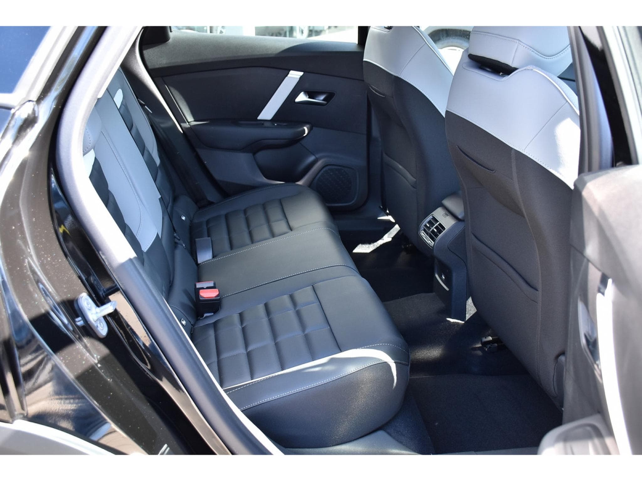 Citroën C4 1.2 PureTech 130 EAT8 MAX ACC HUD LANE SIDE CAM360 NEUVE (2025) - Photo 8