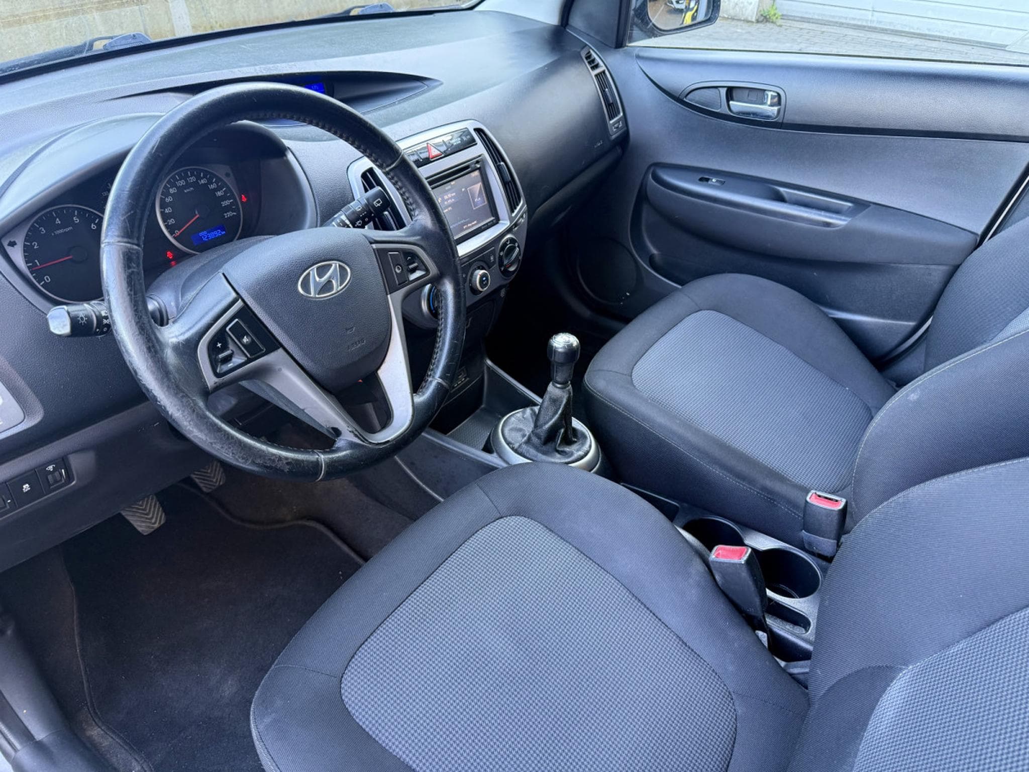 Hyundai i10 1.2i 85 Classic Clim (2013) - Photo 2