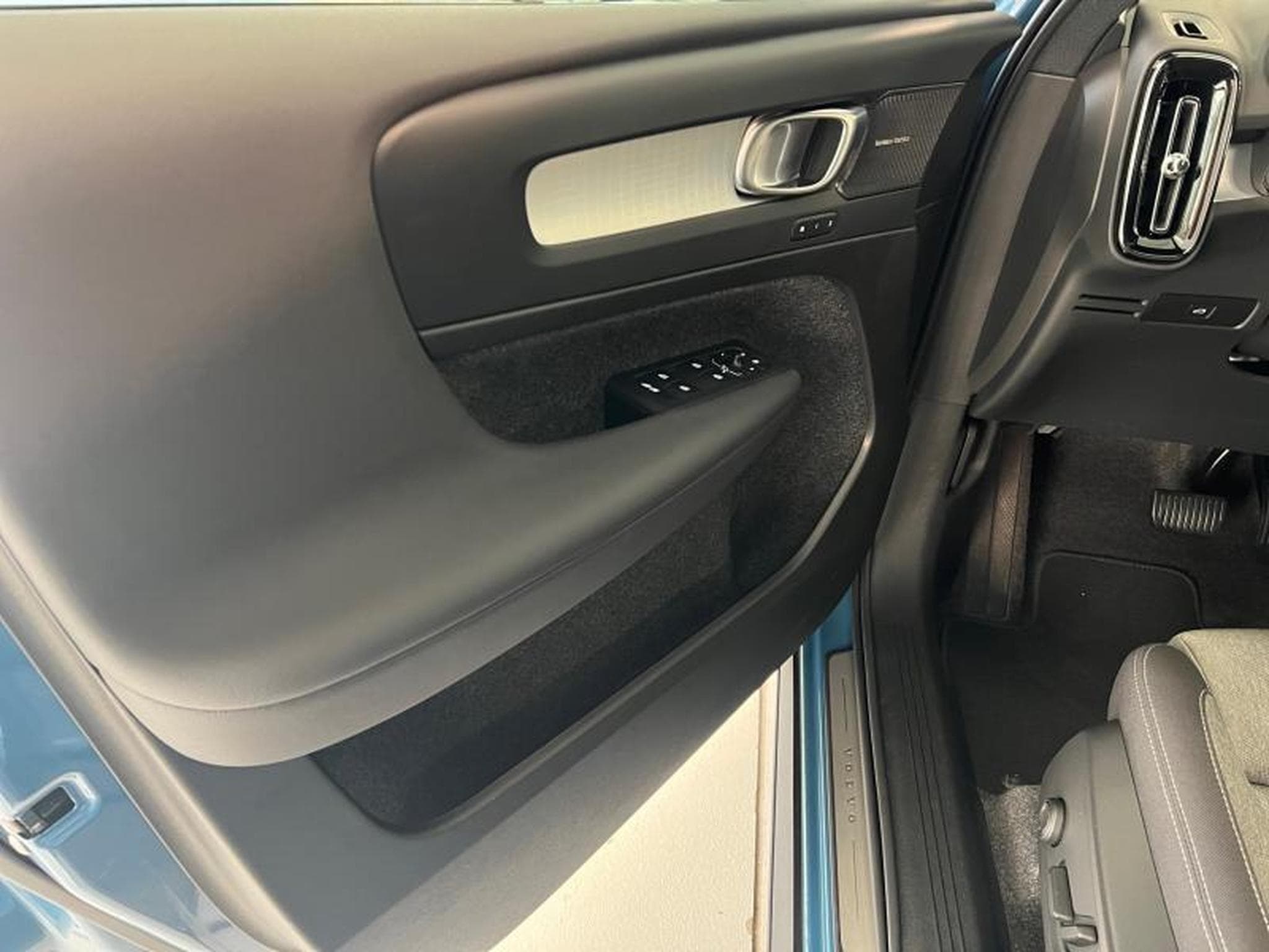 Volvo XC40 Plus Dark (2024) - Photo 11