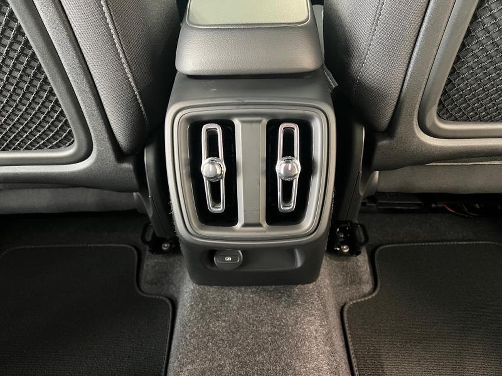 Volvo XC40 Plus Dark (2024) - Photo 15