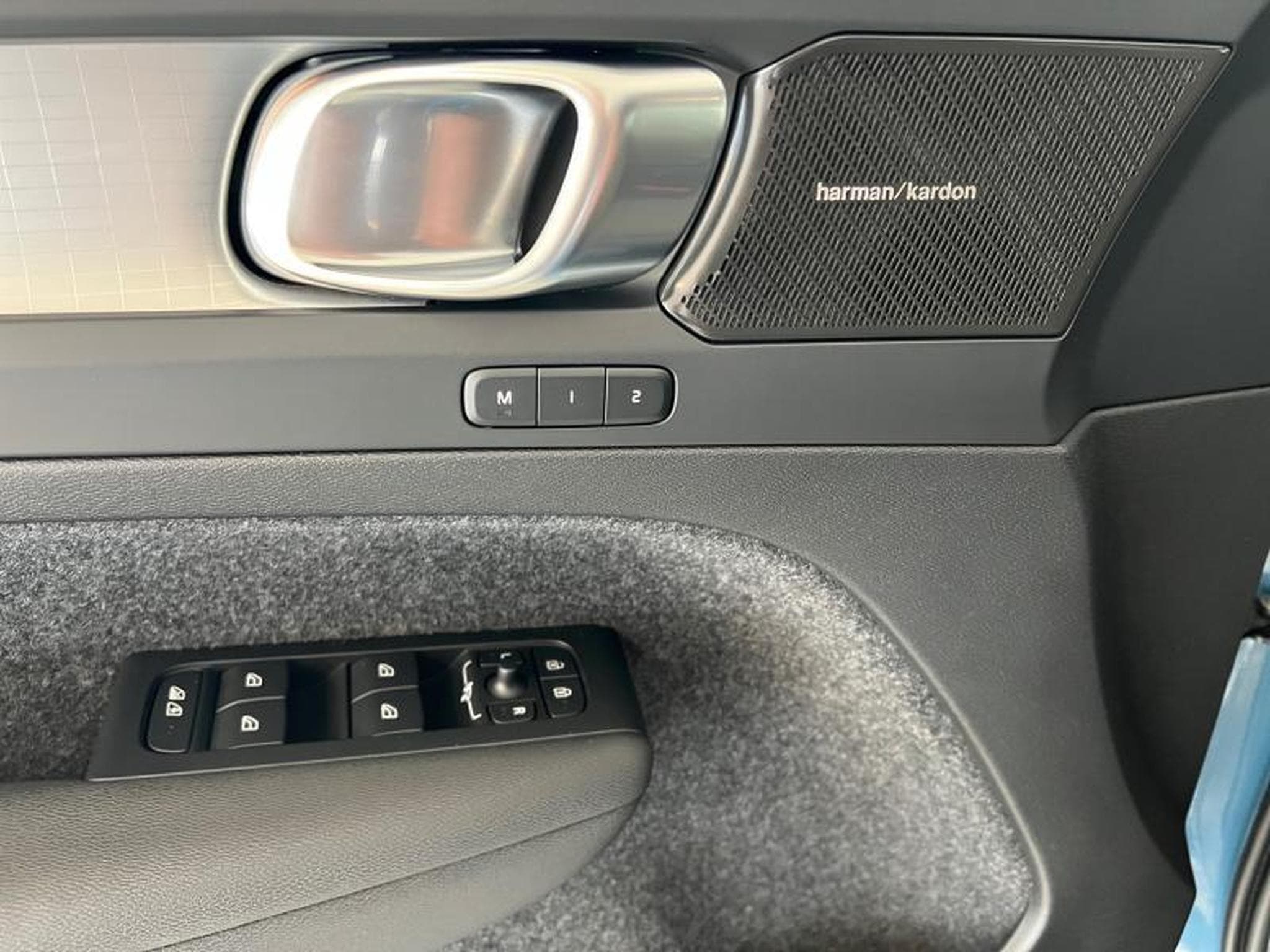 Volvo XC40 Plus Dark (2024) - Photo 17