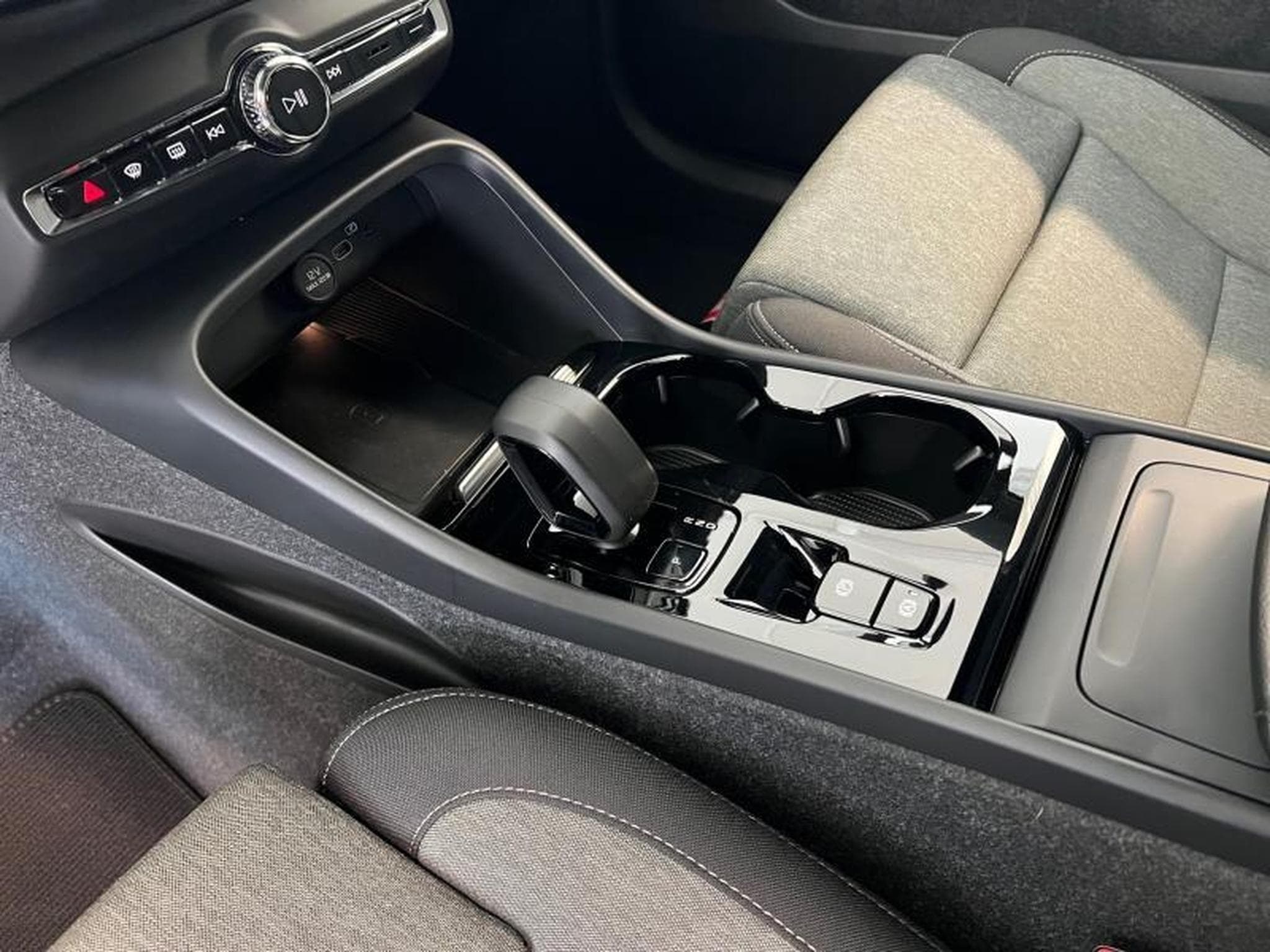 Volvo XC40 Plus Dark (2024) - Photo 8