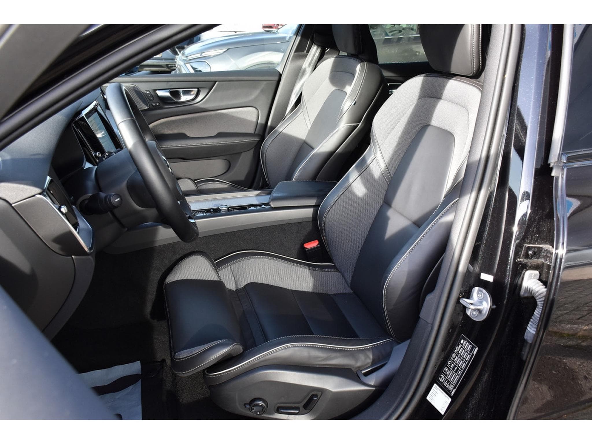 Volvo V60 2.0 B4 Plus Dark Geartronic CUIR MEMO PANO CAM360 HARMAN 1°M (2025) - Foto 6