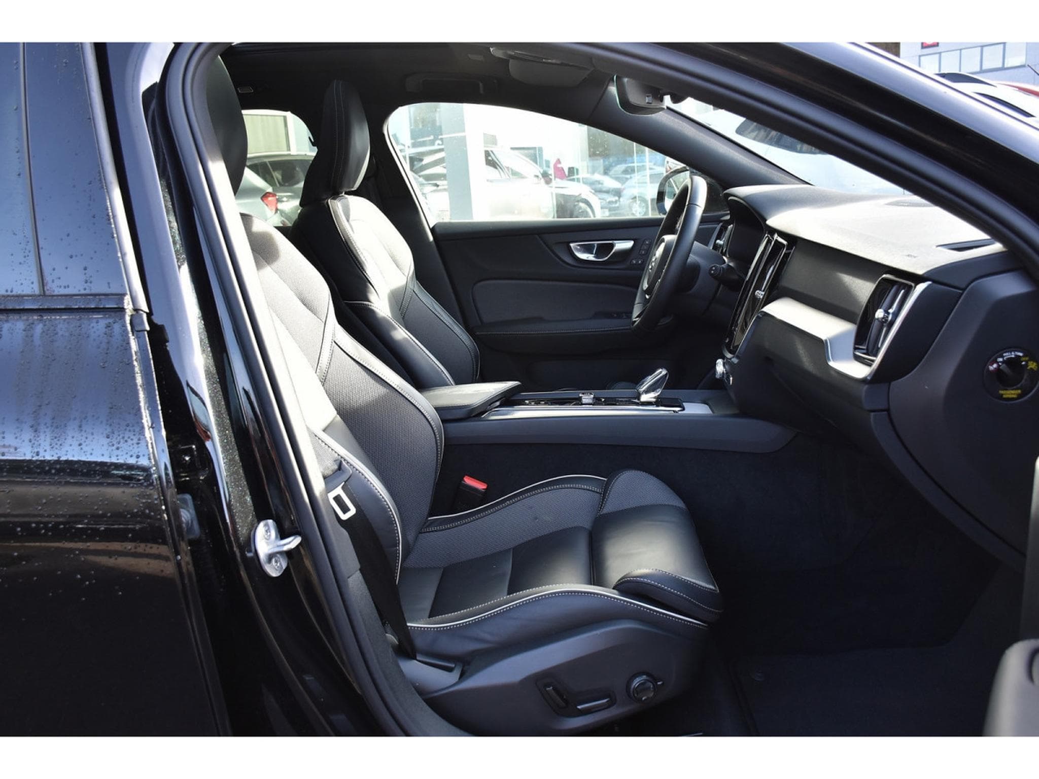 Volvo V60 2.0 B4 Plus Dark Geartronic CUIR MEMO PANO CAM360 HARMAN 1°M (2025) - Foto 7