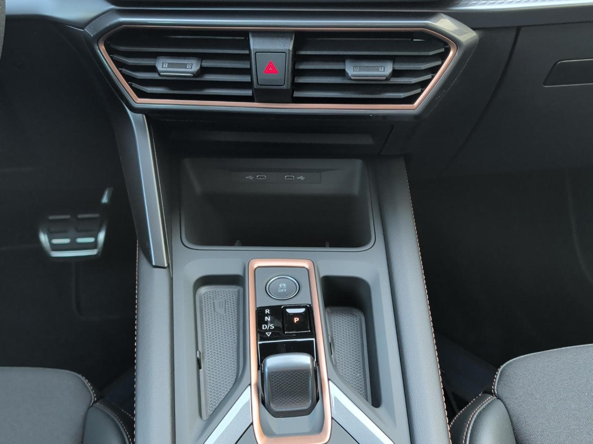 Cupra Leon e-TSI (2026) - Photo 12