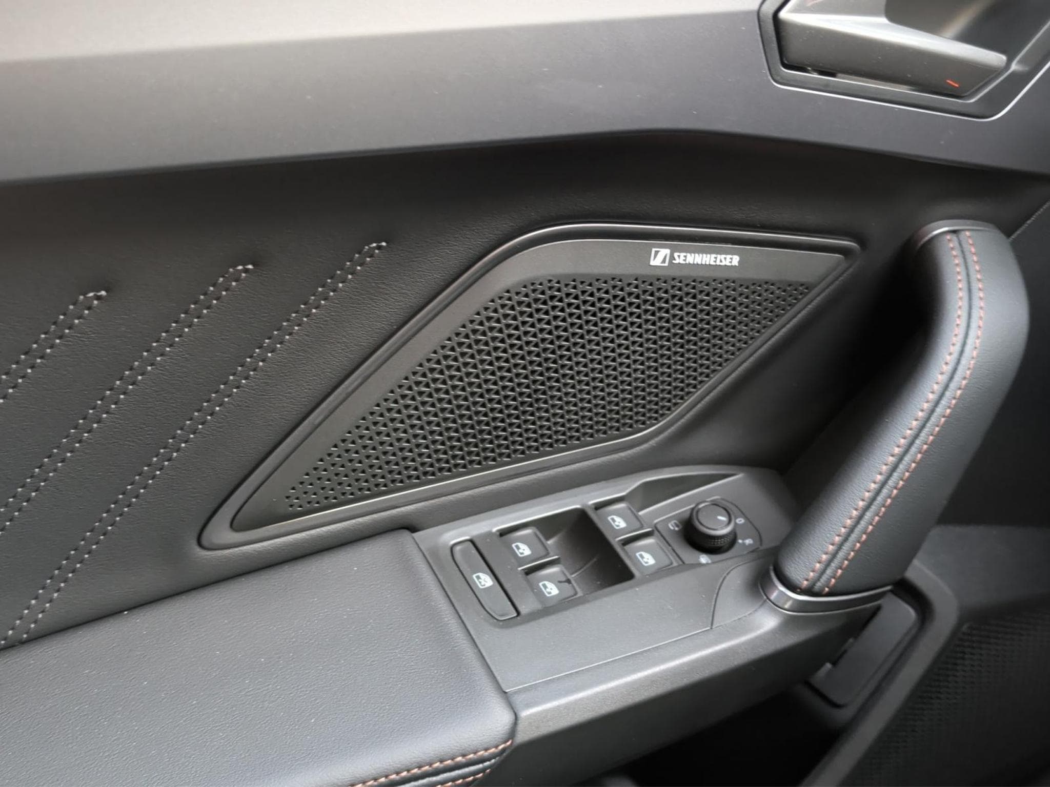 Cupra Leon e-TSI (2026) - Photo 14