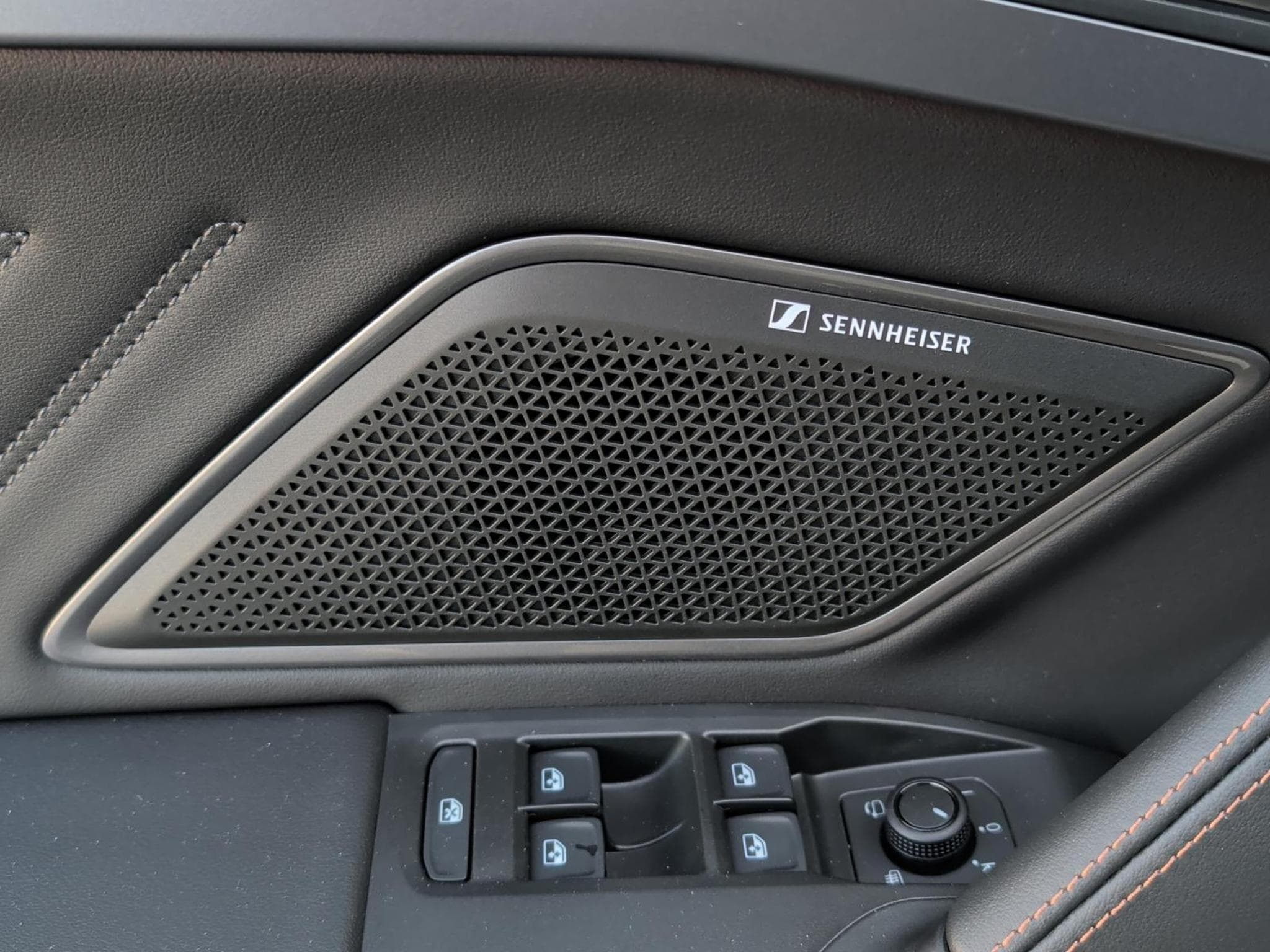 Cupra Leon e-TSI (2026) - Photo 19