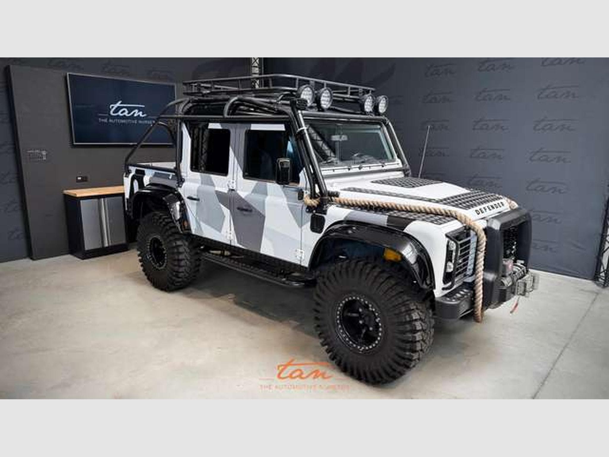 Land-Rover Defender 110 CREW CAB 2.2TD SVX SPECTRE LIMITED EDITION JAMES BOND 00 (2014) - Photo 12