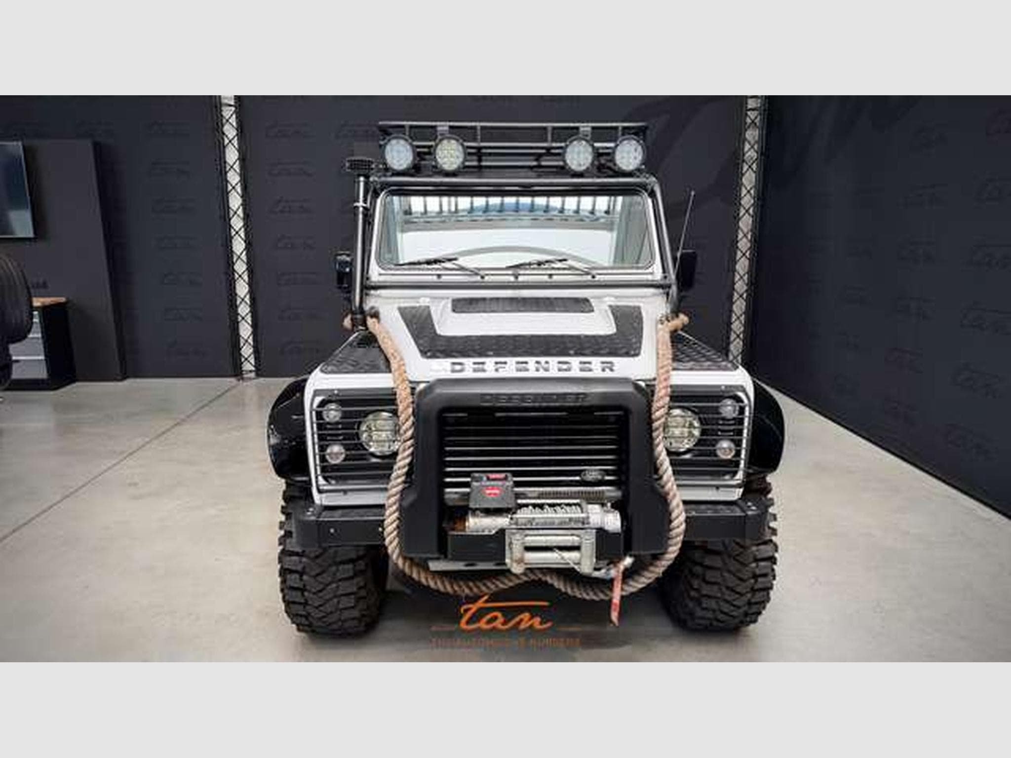 Land-Rover Defender 110 CREW CAB 2.2TD SVX SPECTRE LIMITED EDITION JAMES BOND 00 (2014) - Photo 13