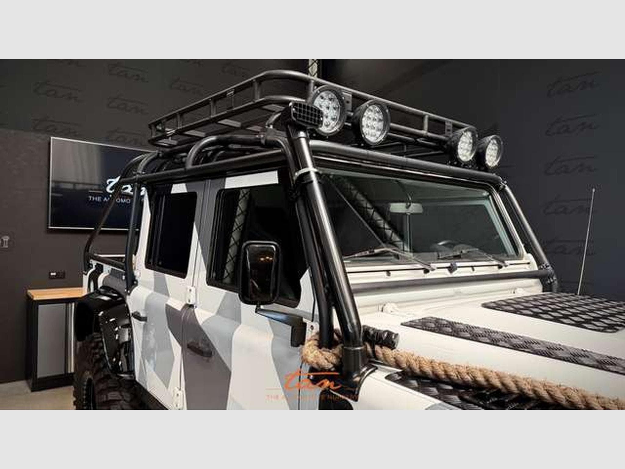 Land-Rover Defender 110 CREW CAB 2.2TD SVX SPECTRE LIMITED EDITION JAMES BOND 00 (2014) - Photo 14