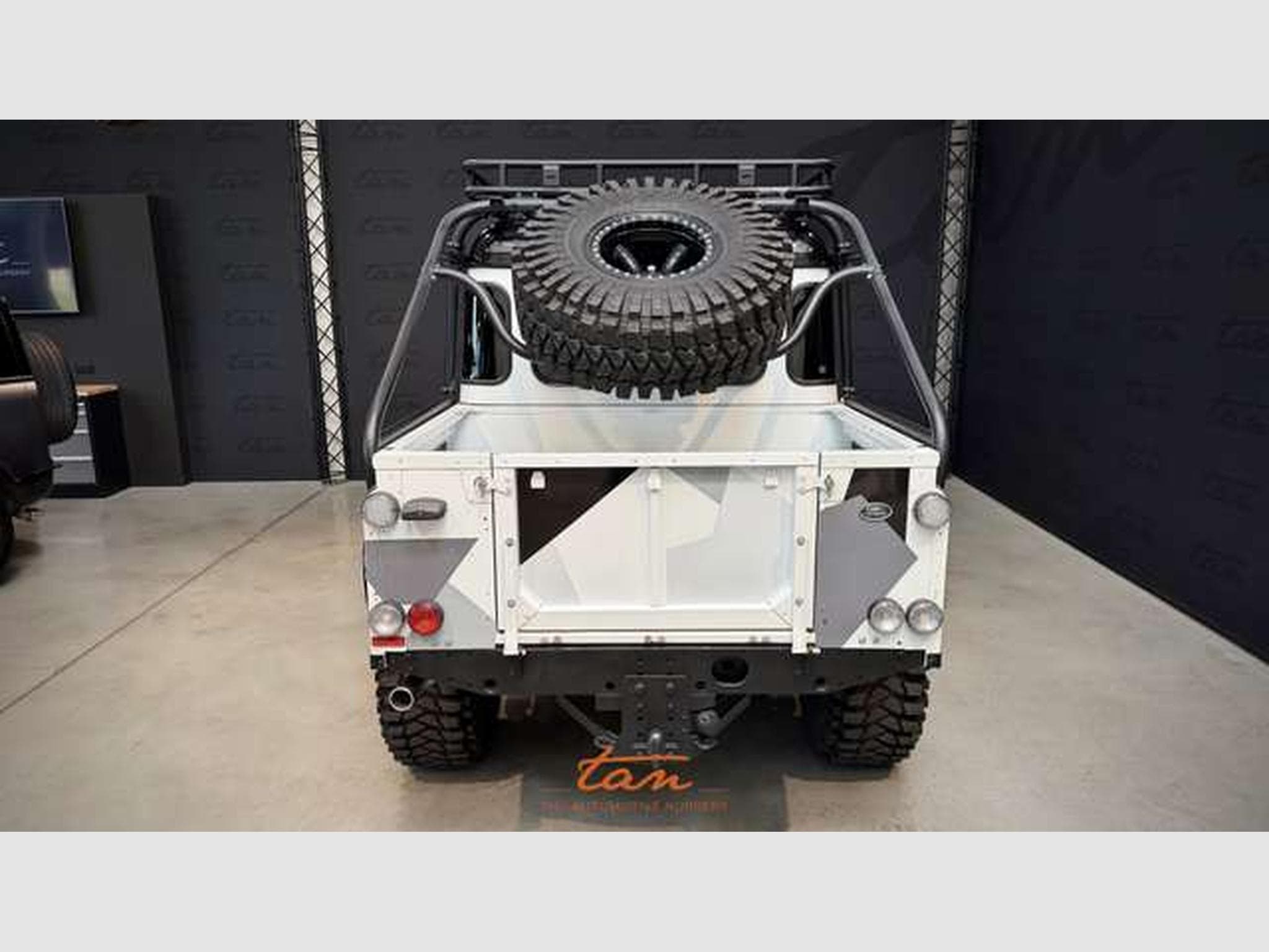 Land-Rover Defender 110 CREW CAB 2.2TD SVX SPECTRE LIMITED EDITION JAMES BOND 00 (2014) - Photo 15