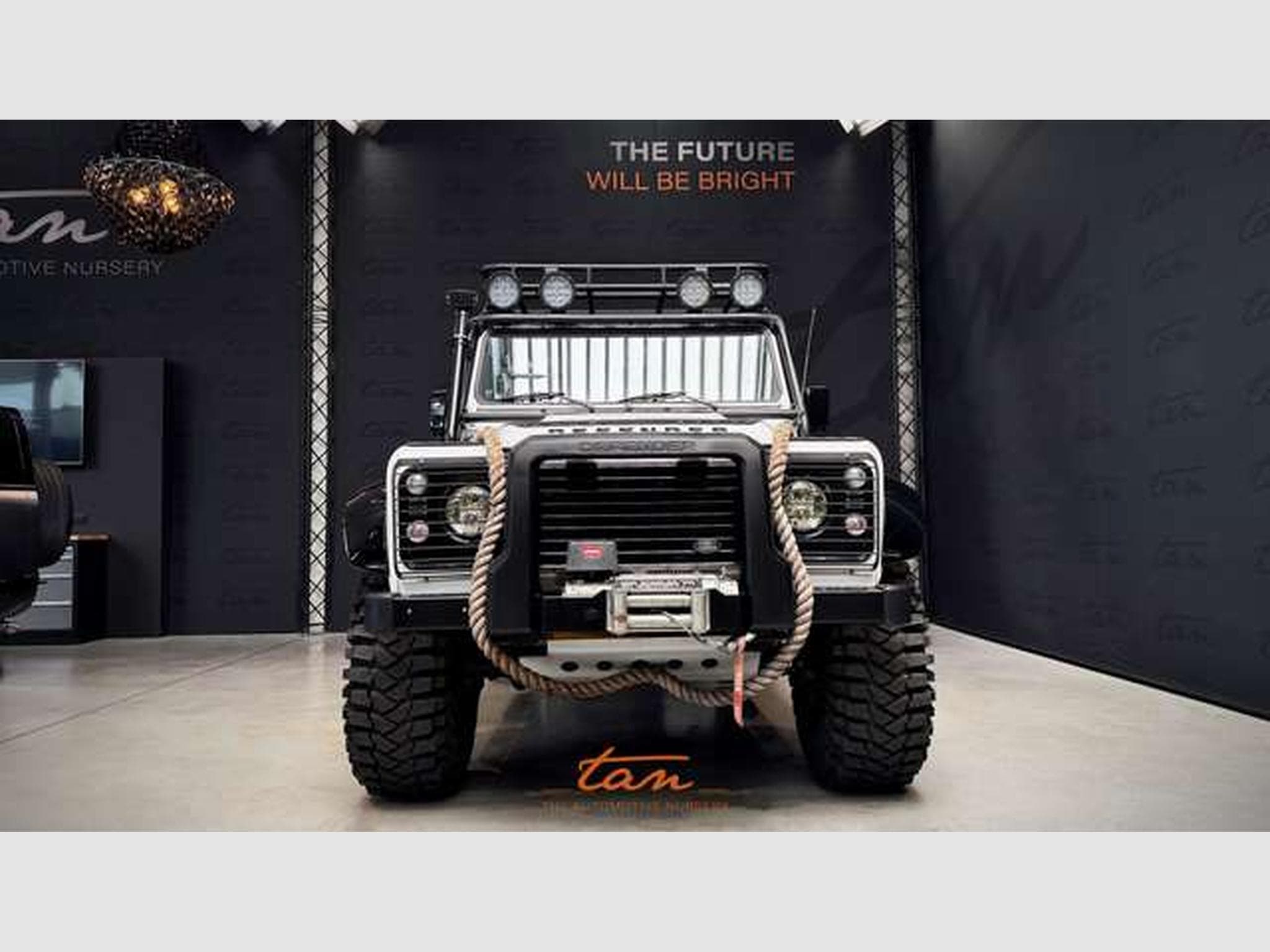 Land-Rover Defender 110 CREW CAB 2.2TD SVX SPECTRE LIMITED EDITION JAMES BOND 00 (2014) - Photo 2