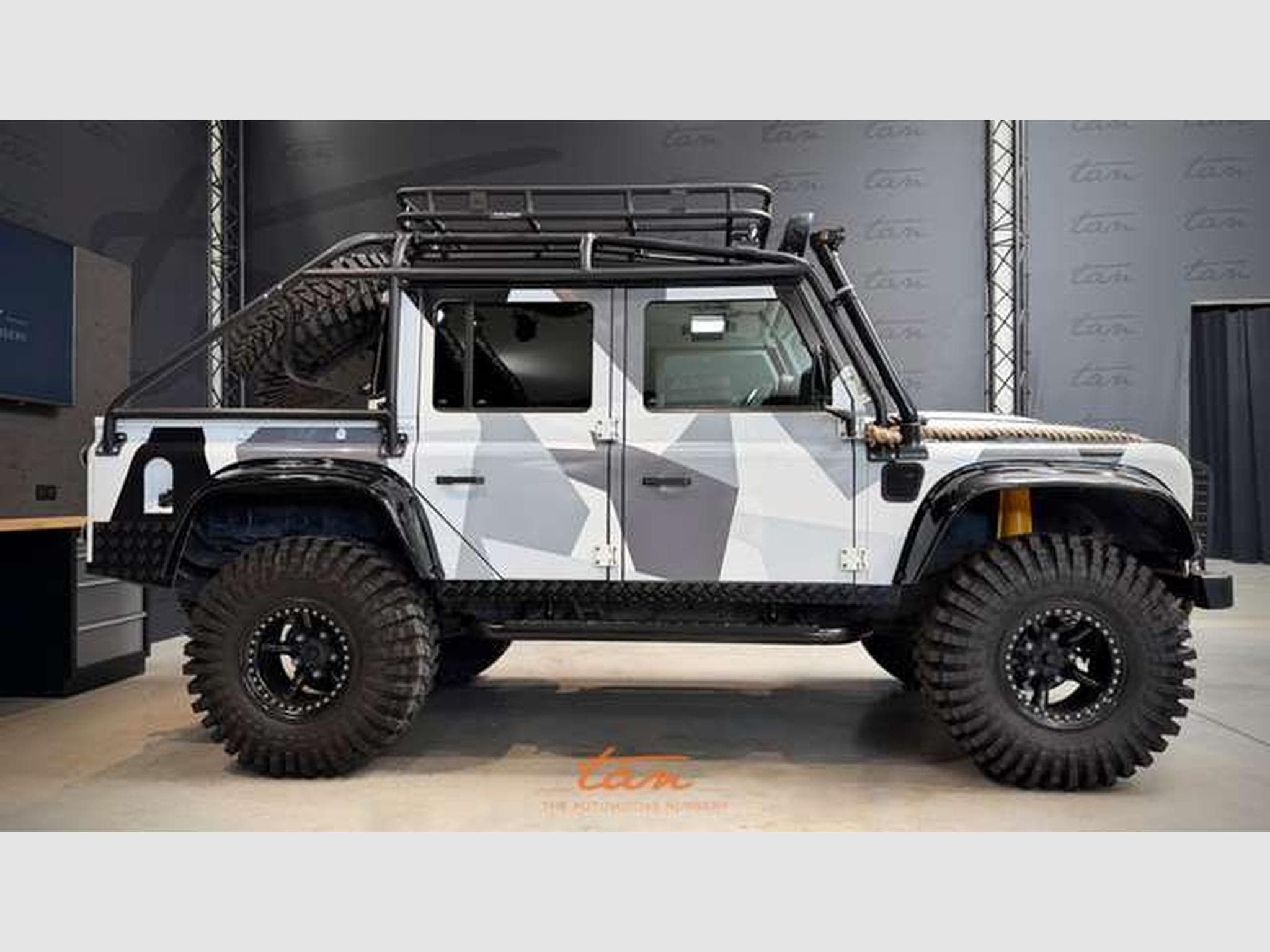 Land-Rover Defender 110 CREW CAB 2.2TD SVX SPECTRE LIMITED EDITION JAMES BOND 00 (2014) - Photo 4
