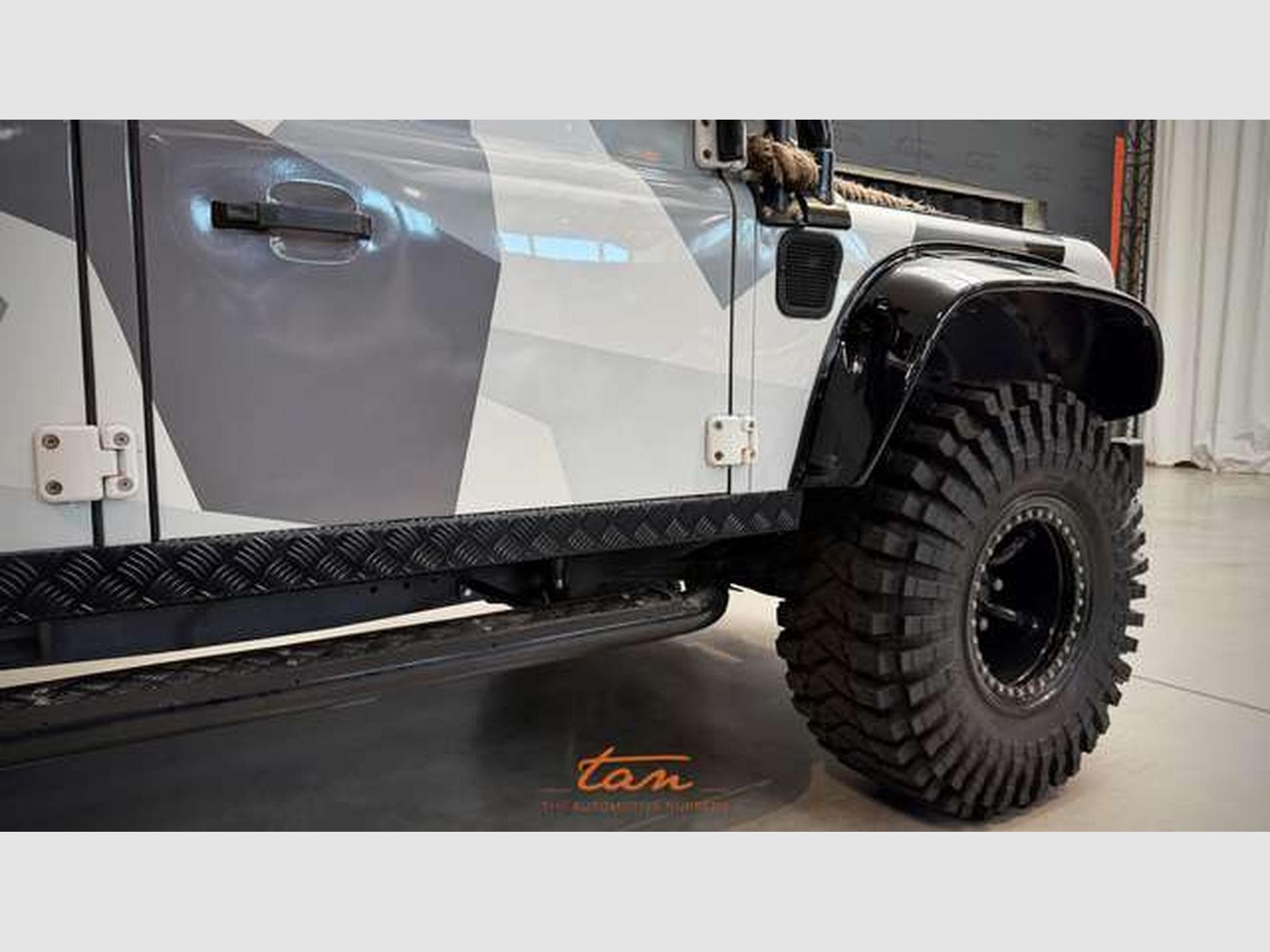 Land-Rover Defender 110 CREW CAB 2.2TD SVX SPECTRE LIMITED EDITION JAMES BOND 00 (2014) - Photo 8