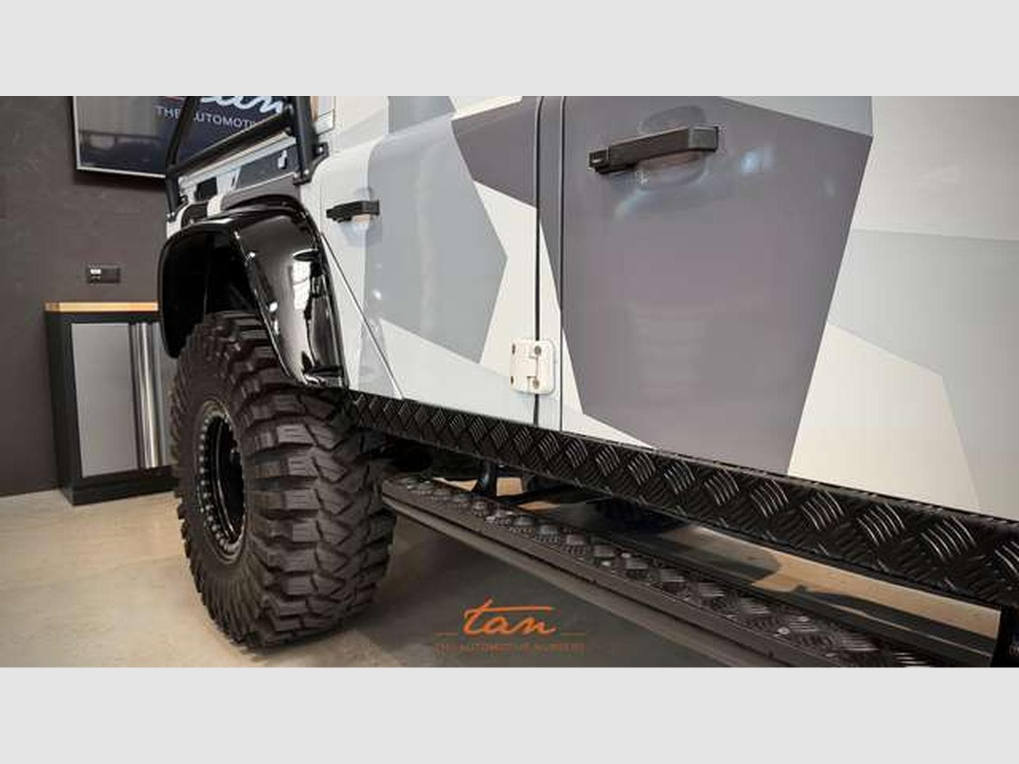 Land-Rover Defender 110 CREW CAB 2.2TD SVX SPECTRE LIMITED EDITION JAMES BOND 00 (2014) - Photo 9