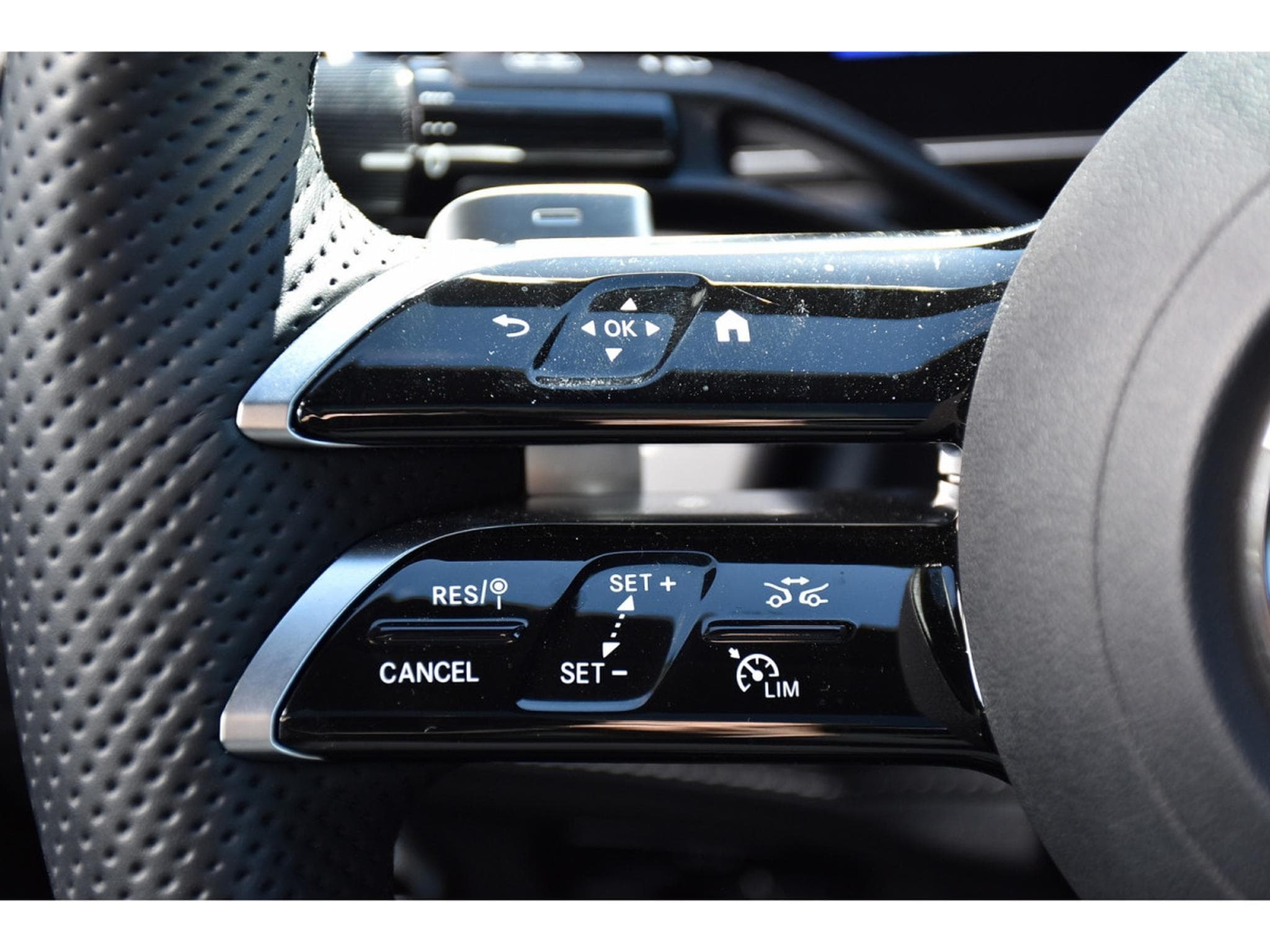 Mercedes EQE 300 AMG Line AIRMATIC DISTR CUIR MEMO PANO BURMESTER CAM360 (2025) - Foto 18