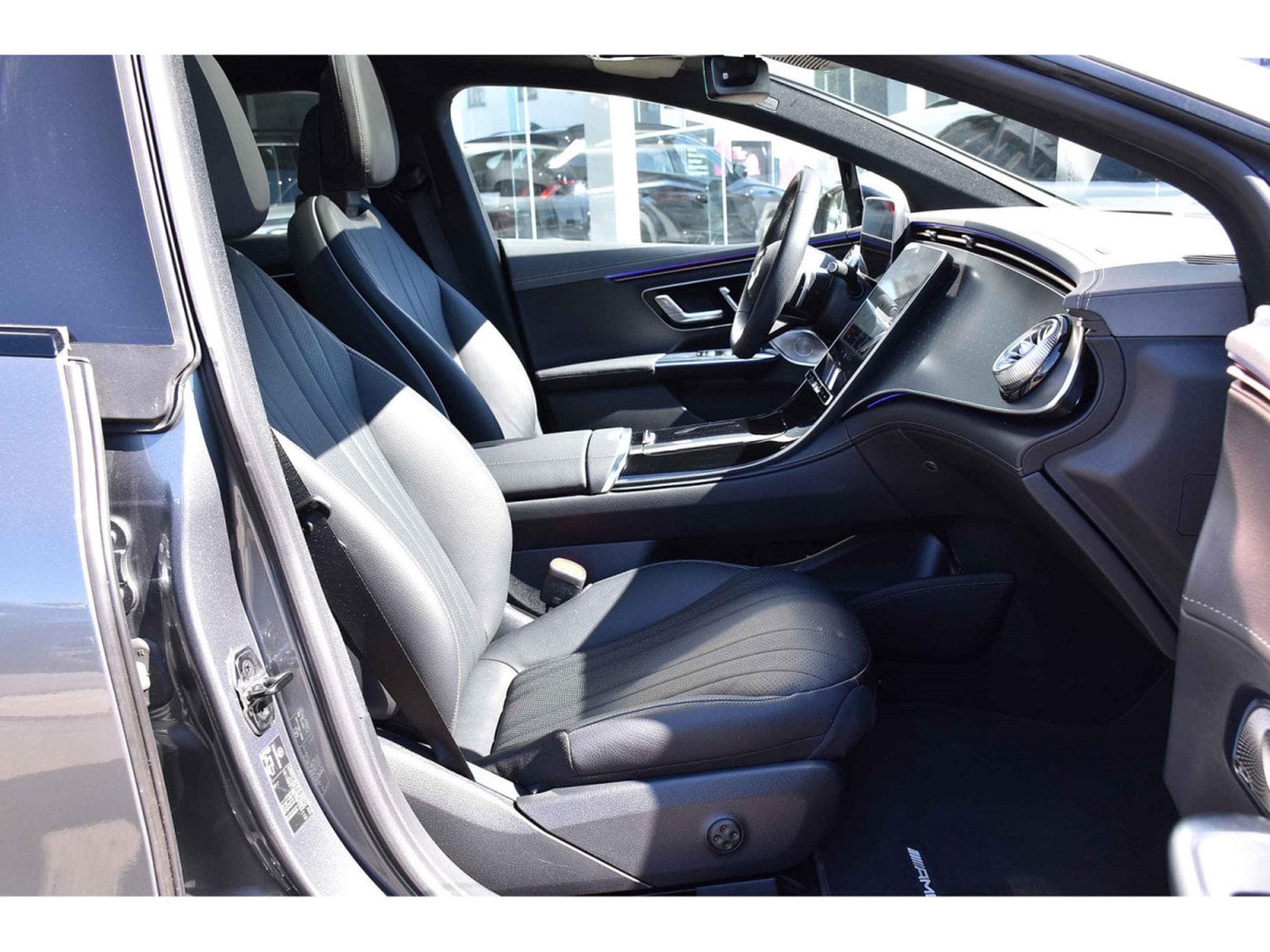 Mercedes EQE 300 AMG Line AIRMATIC DISTR CUIR MEMO PANO BURMESTER CAM360 (2025) - Foto 7