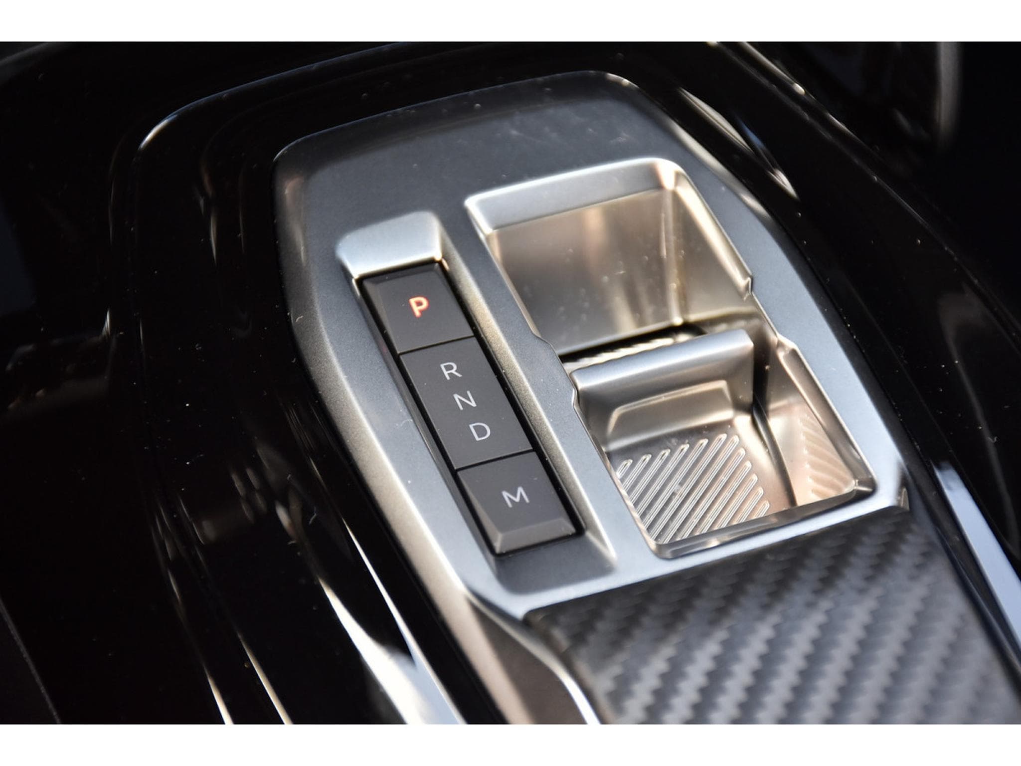 Peugeot 2008 1.2 Hybrid 145 Allure e-DCS6 ACC LANE SIDE GPS CAM360 1°MAIN (2025) - Foto 22