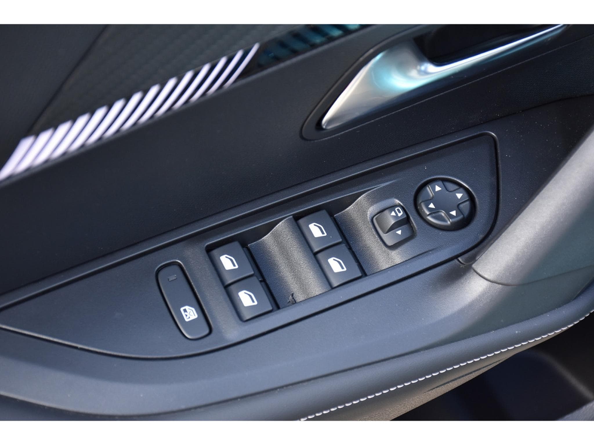 Peugeot 2008 1.2 Hybrid 145 Allure e-DCS6 ACC LANE SIDE GPS CAM360 1°MAIN (2025) - Foto 24