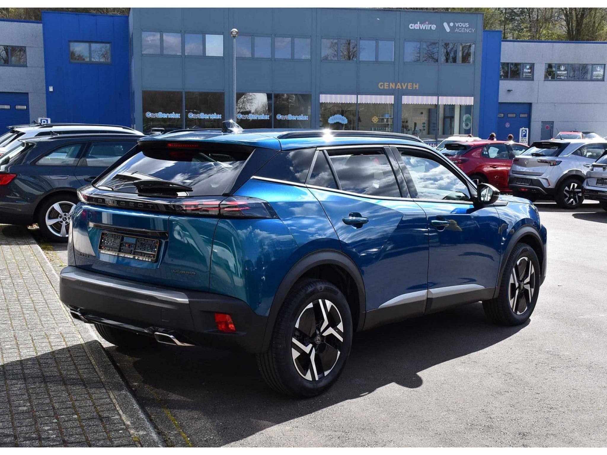 Peugeot 2008 1.2 Hybrid 145 Allure e-DCS6 ACC LANE SIDE GPS CAM360 1°MAIN (2025) - Foto 4