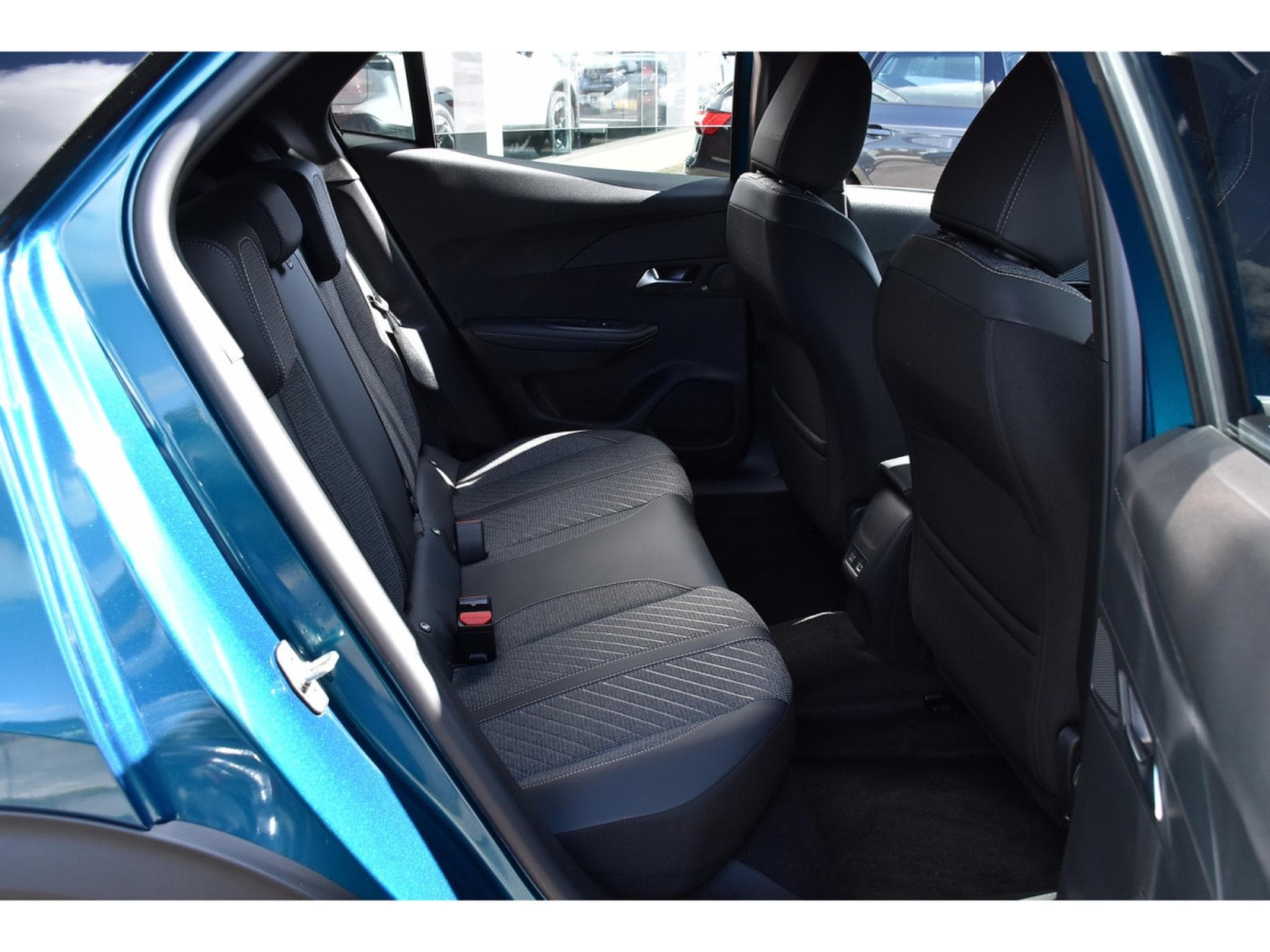 Peugeot 2008 1.2 Hybrid 145 Allure e-DCS6 ACC LANE SIDE GPS CAM360 1°MAIN (2025) - Foto 8