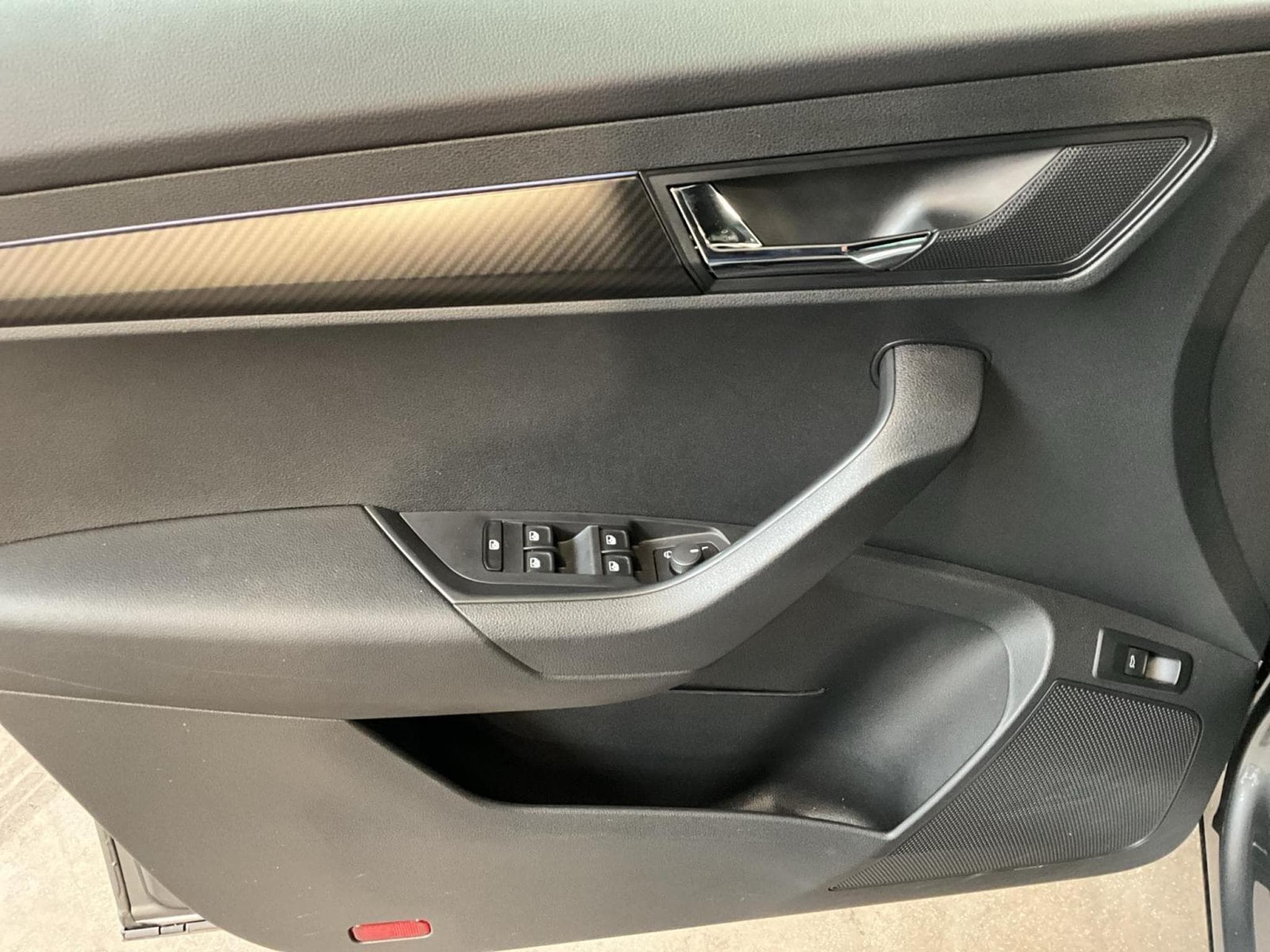 Skoda Karoq Sportline+DSG+4x4+SUITE+Kessy+ACC (2024) - Foto 10