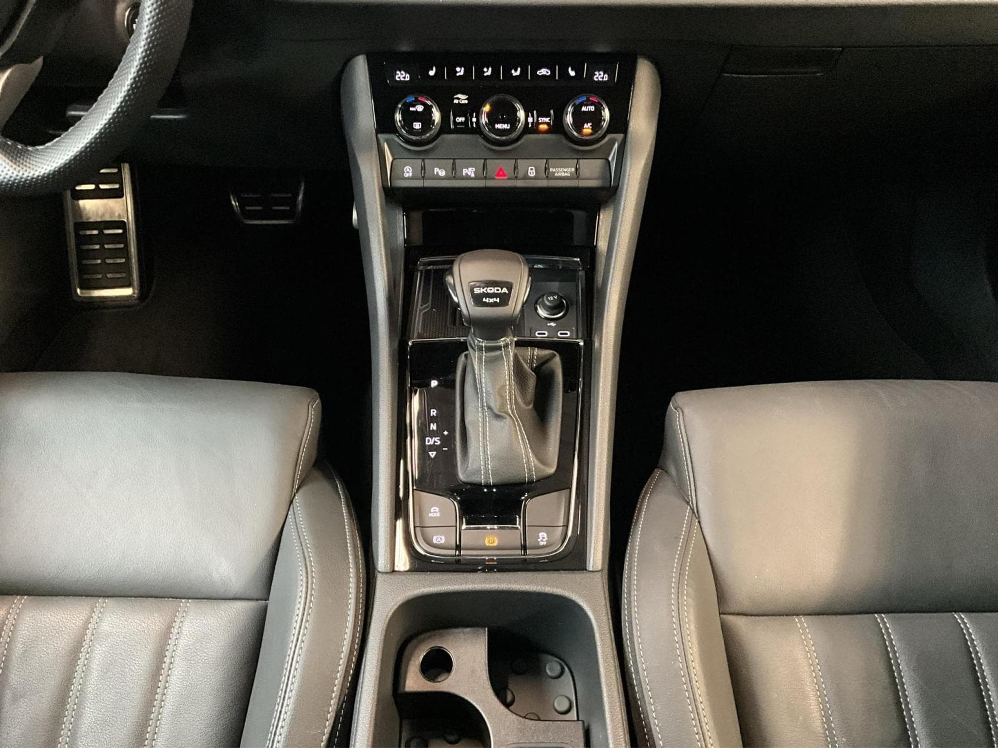 Skoda Karoq Sportline+DSG+4x4+SUITE+Kessy+ACC (2024) - Foto 14