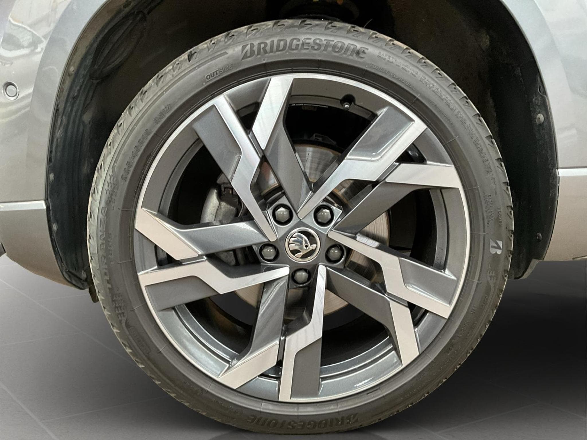 Skoda Karoq Sportline+DSG+4x4+SUITE+Kessy+ACC (2024) - Foto 8