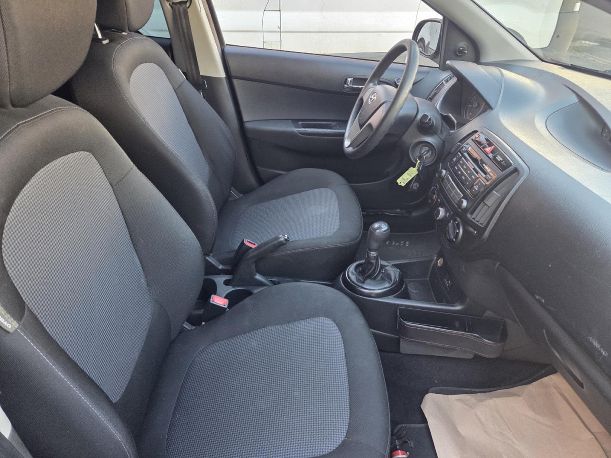 Hyundai i20 1.1 CRDI 75 CV Garantie 12 Mois (2012) - Photo 6