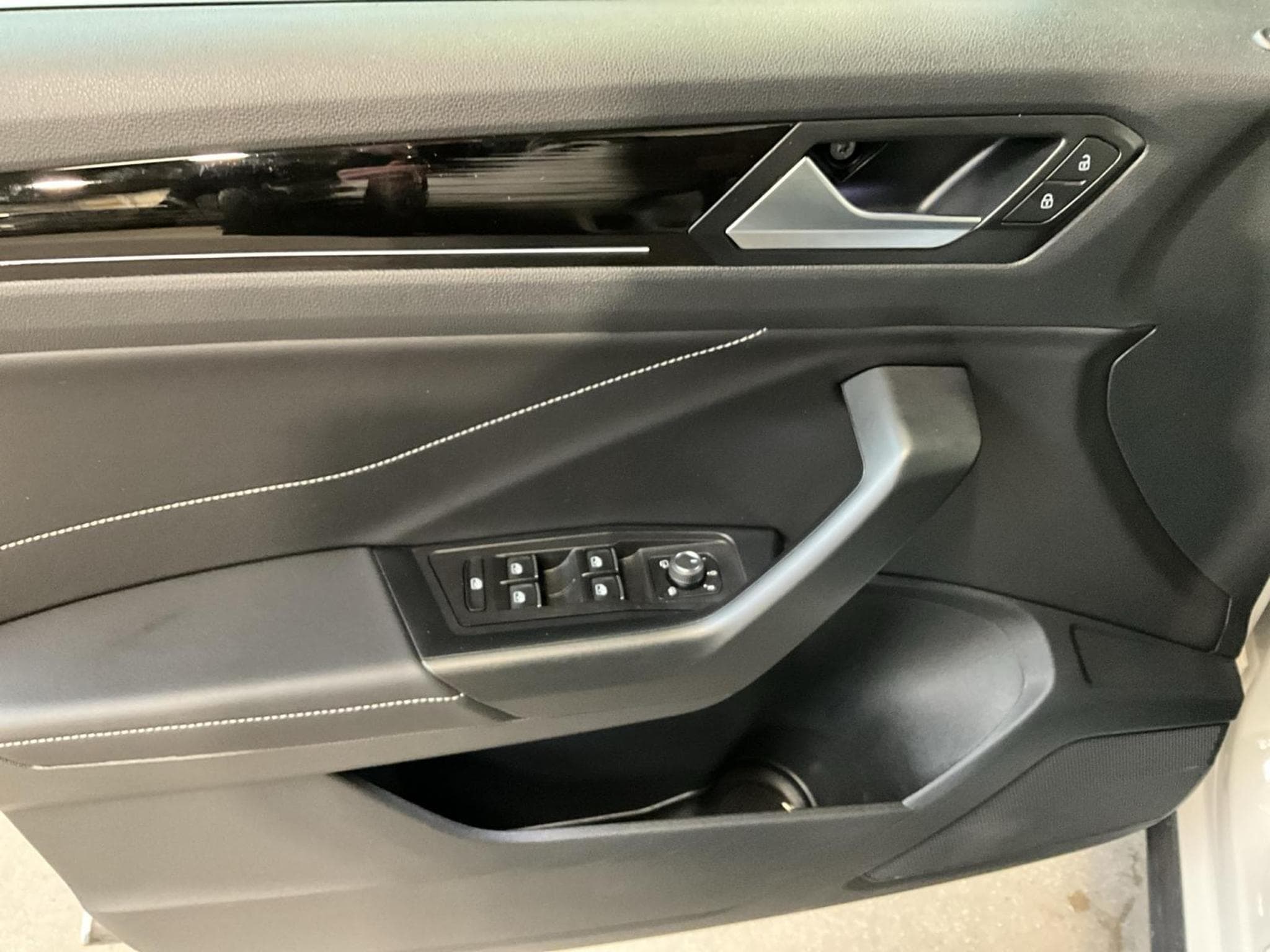 VW T-Roc R-Line+DSG+Pano+RearView (2024) - Photo 14