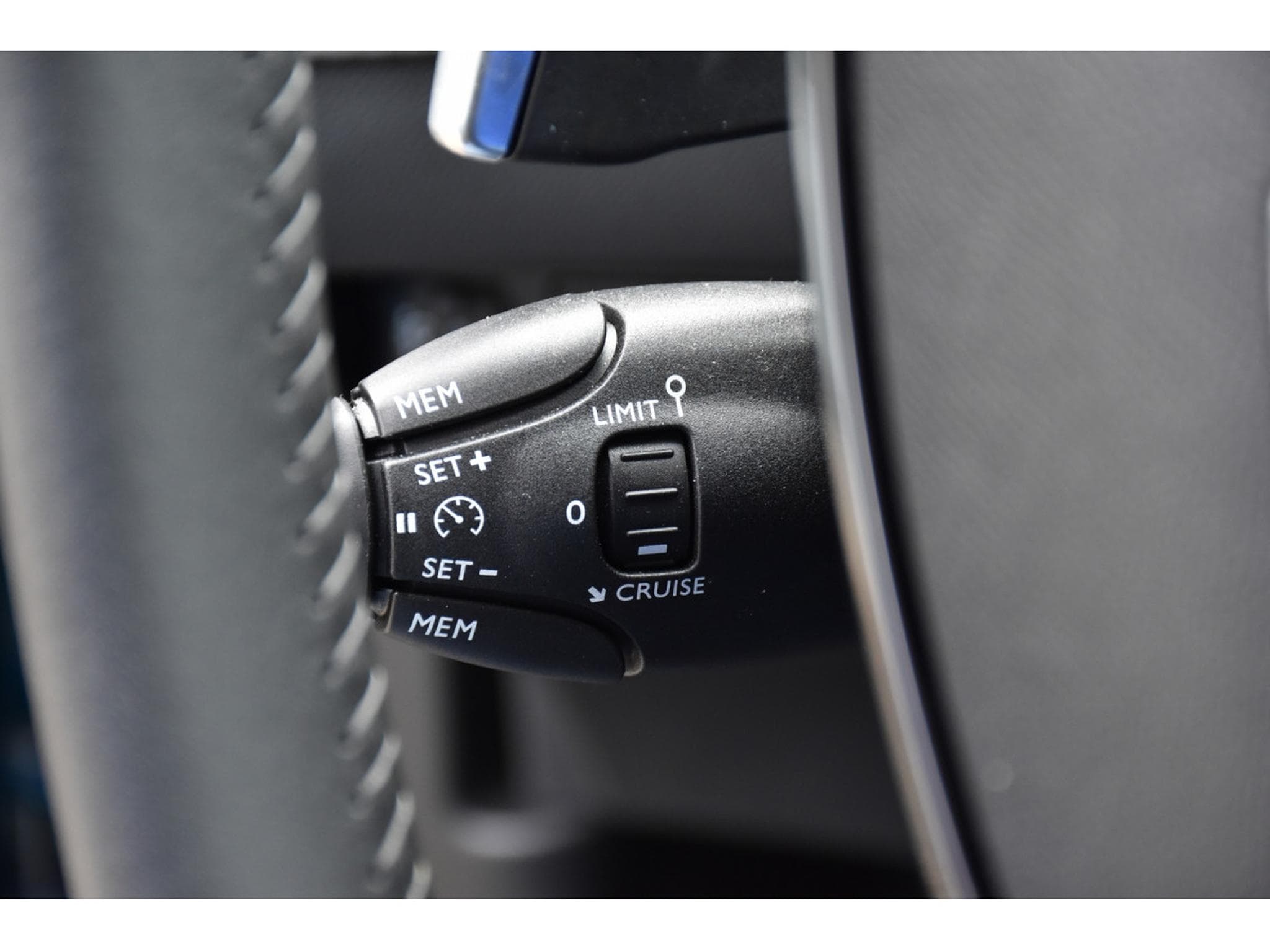 Peugeot 2008 1.2 Hybrid 145 e-DCS6 Style REGUL LANE PDC 1° MAIN (2025) - Photo 16