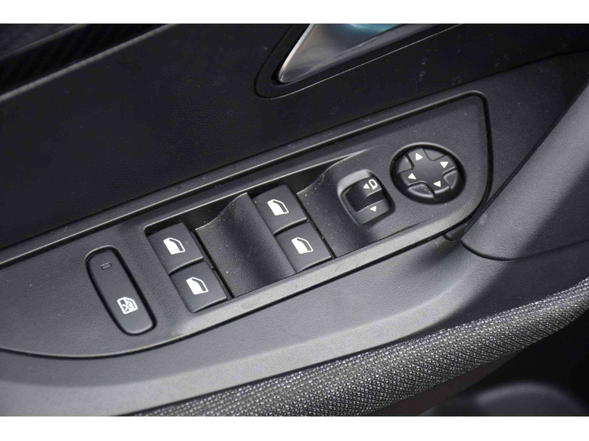 Peugeot 2008 1.2 Hybrid 145 e-DCS6 Style REGUL LANE PDC 1° MAIN (2025) - Photo 17