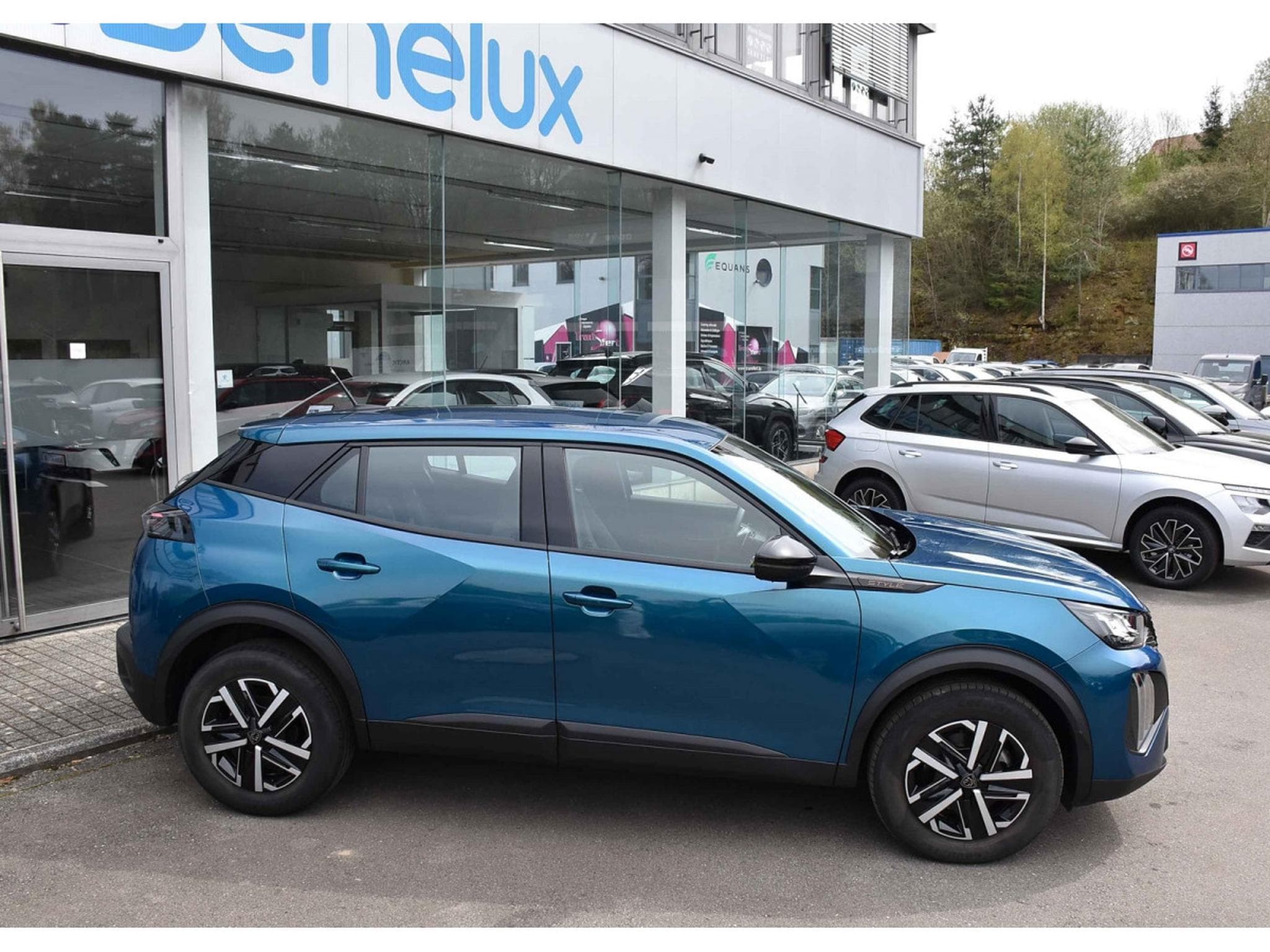 Peugeot 2008 1.2 Hybrid 145 e-DCS6 Style REGUL LANE PDC 1° MAIN (2025) - Photo 3