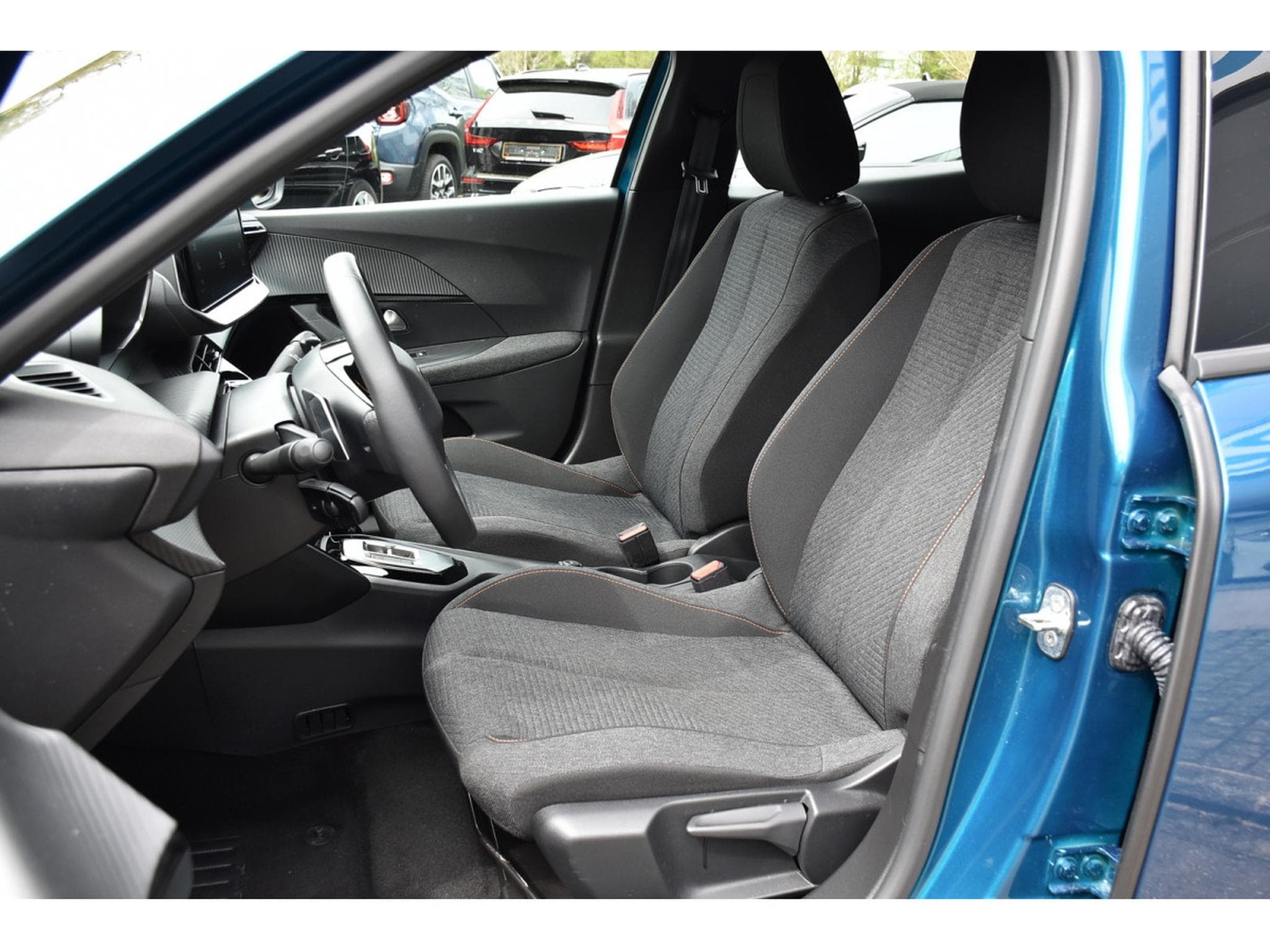 Peugeot 2008 1.2 Hybrid 145 e-DCS6 Style REGUL LANE PDC 1° MAIN (2025) - Photo 6