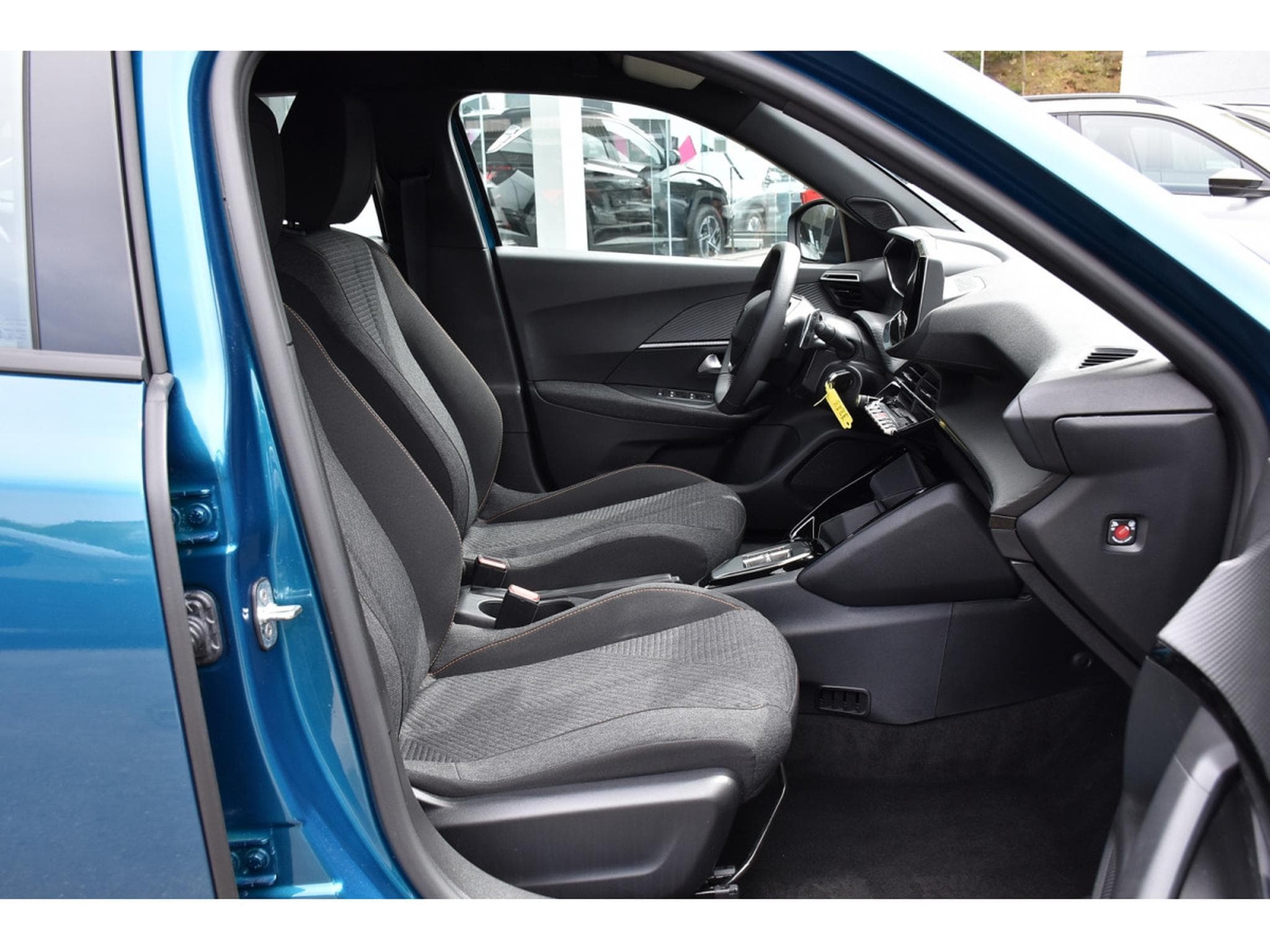 Peugeot 2008 1.2 Hybrid 145 e-DCS6 Style REGUL LANE PDC 1° MAIN (2025) - Photo 7