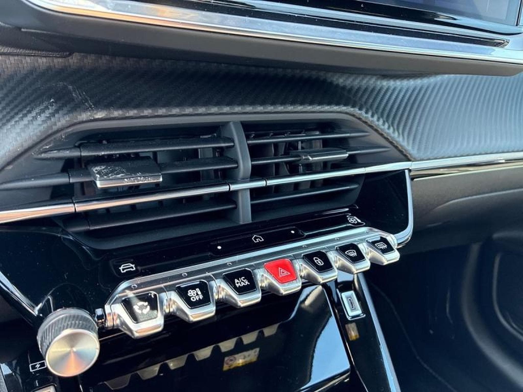 PEUGEOT 208 1.2 Hybrid 100ch GT e-DCS6 (2024) - Photo 9