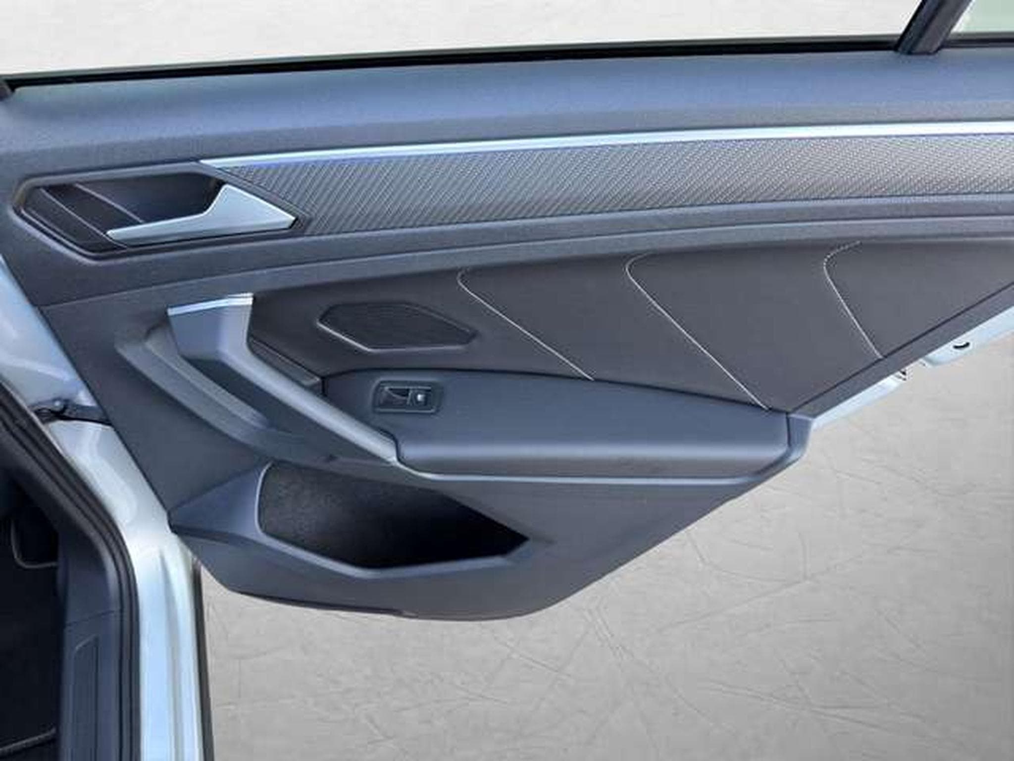 VW Tiguan R-Line 4Motion/AHK/ACC/Pano/StandHzg (2023) - Photo 32