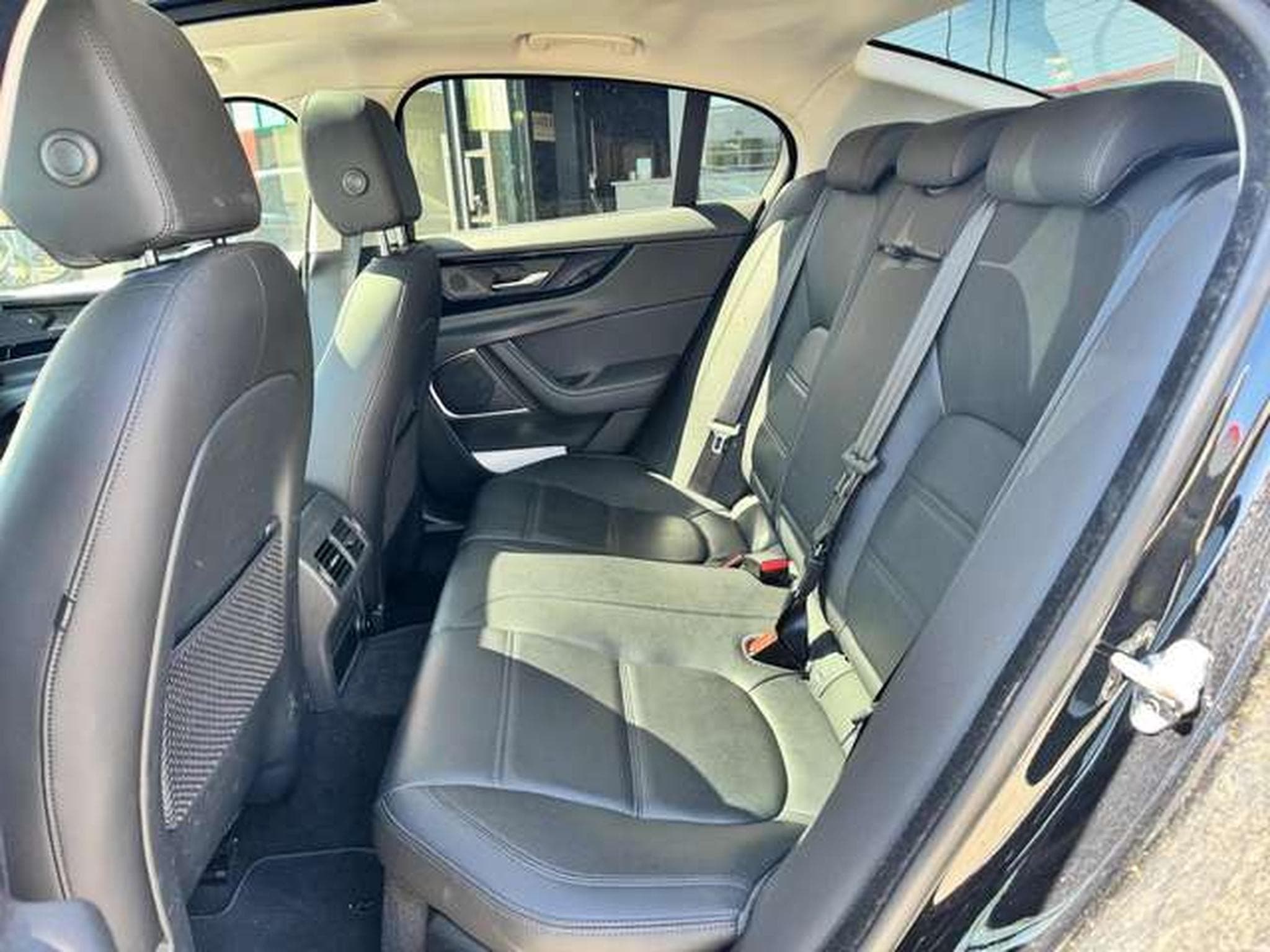 Jaguar XE XE P250 Aut. SE / JUSQU'A 48 MOIS DE GARANTIE (2020) - Photo 10